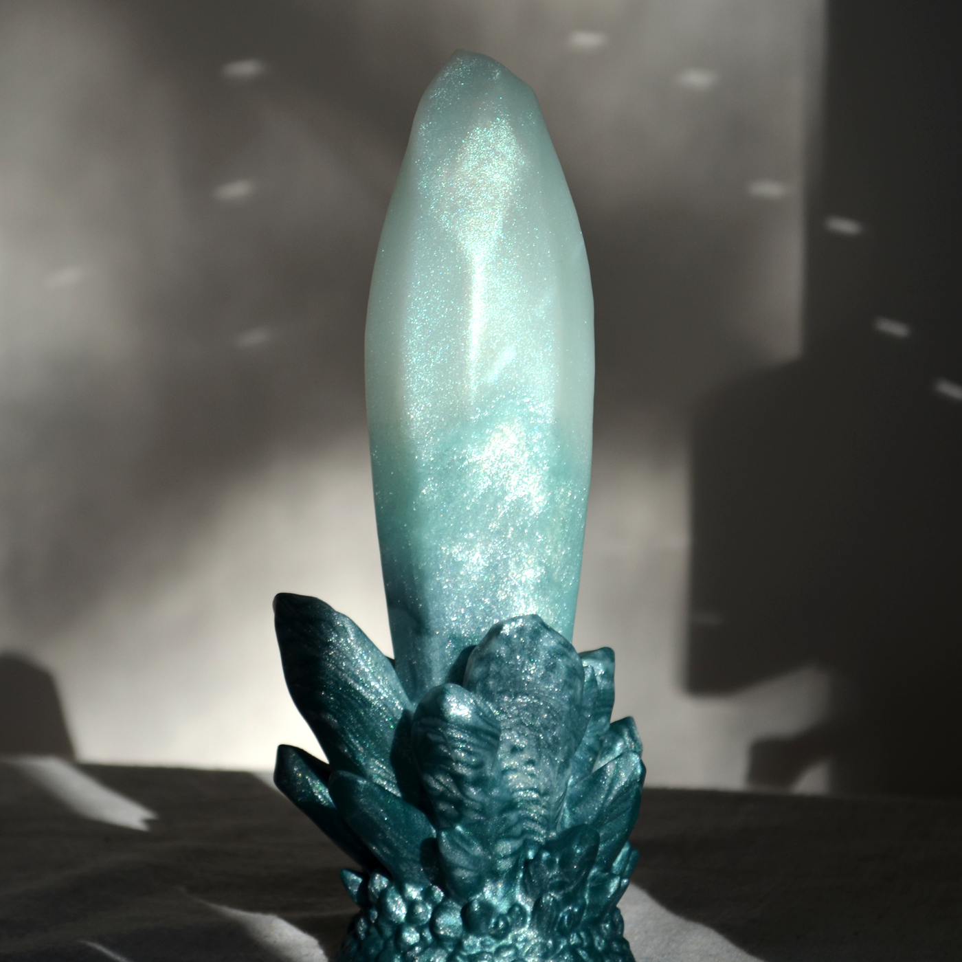 dildo crystal menthe pastel en silicone, Echo Forêt Brumeuse est un sextoy fantasy de Fera Daemon