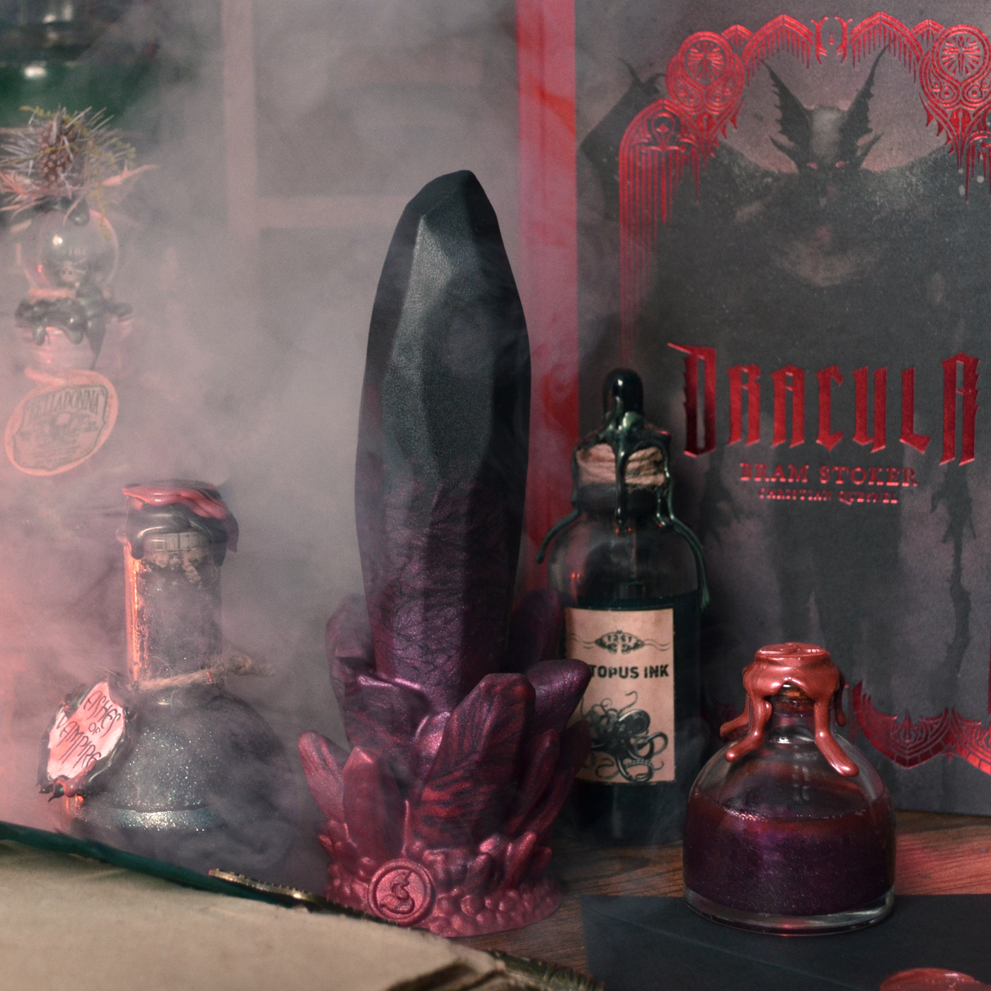 Gode dark fantasy en forme de cristal noir et rouge, un sextoy gothique de Fera Daemon en silicone médical
