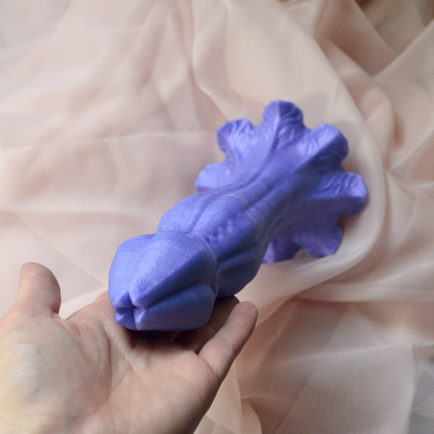 Gode fantaisie en silicone violet doux et moelleux. Un gode floral au design non-genré inspiré de la botanique des mondes imaginaires.