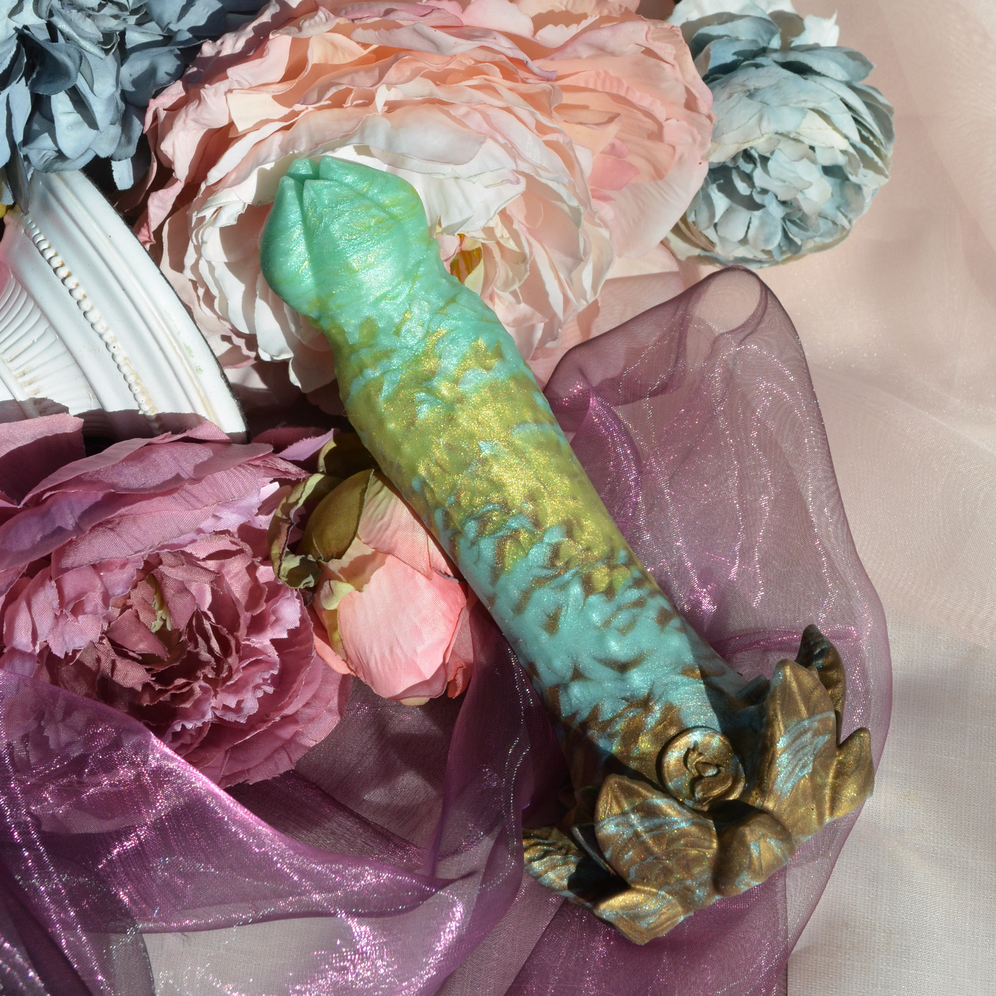 Gode floral aux marbrures vertes en silicone médical. Beau gode artistique de taille personnalisable.
