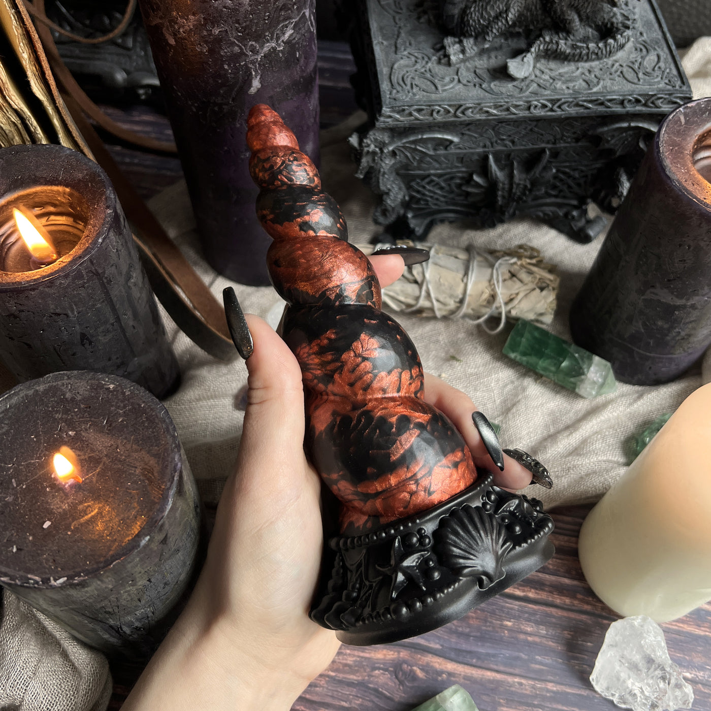 Gode gothique noir en forme de corne en silicone médical, Fênra Terres Calcinées est un sextoy de luxe