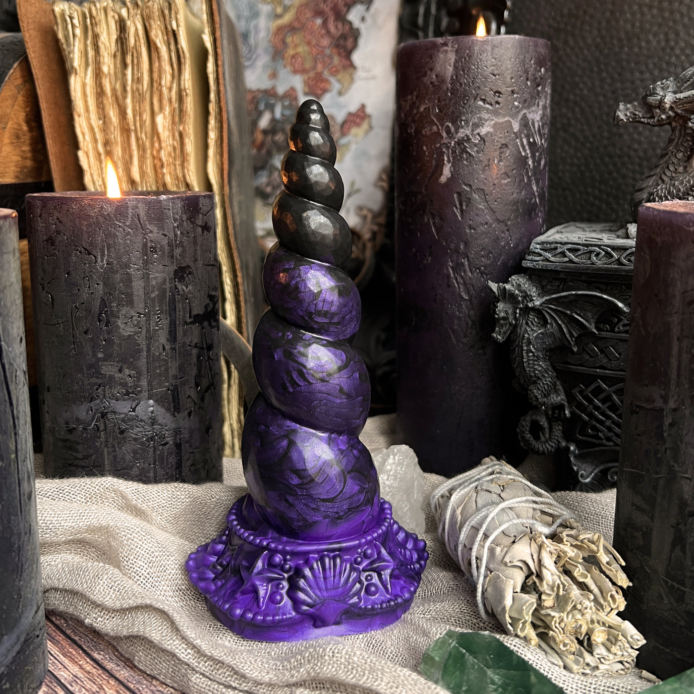 Gode halloween en forme de licorne noire et violette, le sextoy BDSM Fênra Océa à une esthétique sombre