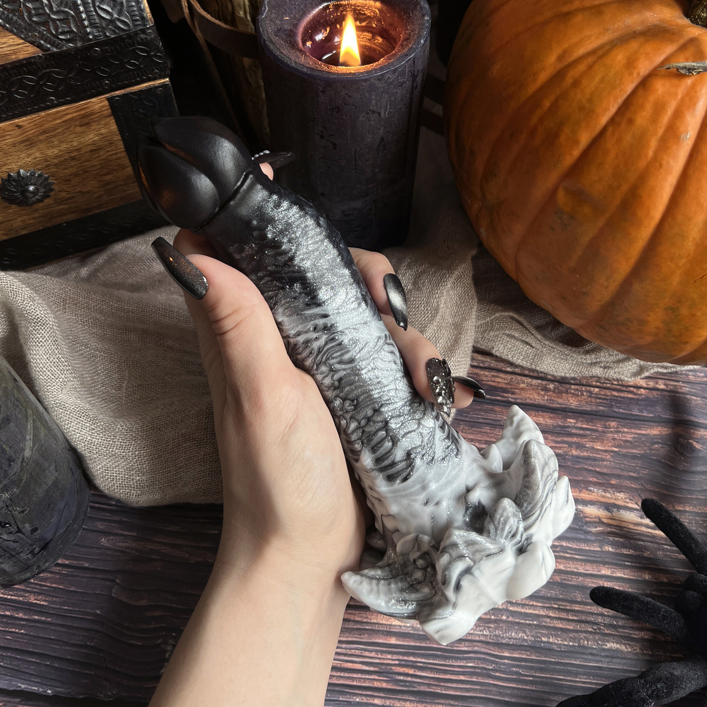Gode noir artistique inspiré d'une fleur. Un sextoy personnalisable créé pour Halloween par Fera Daemon.
