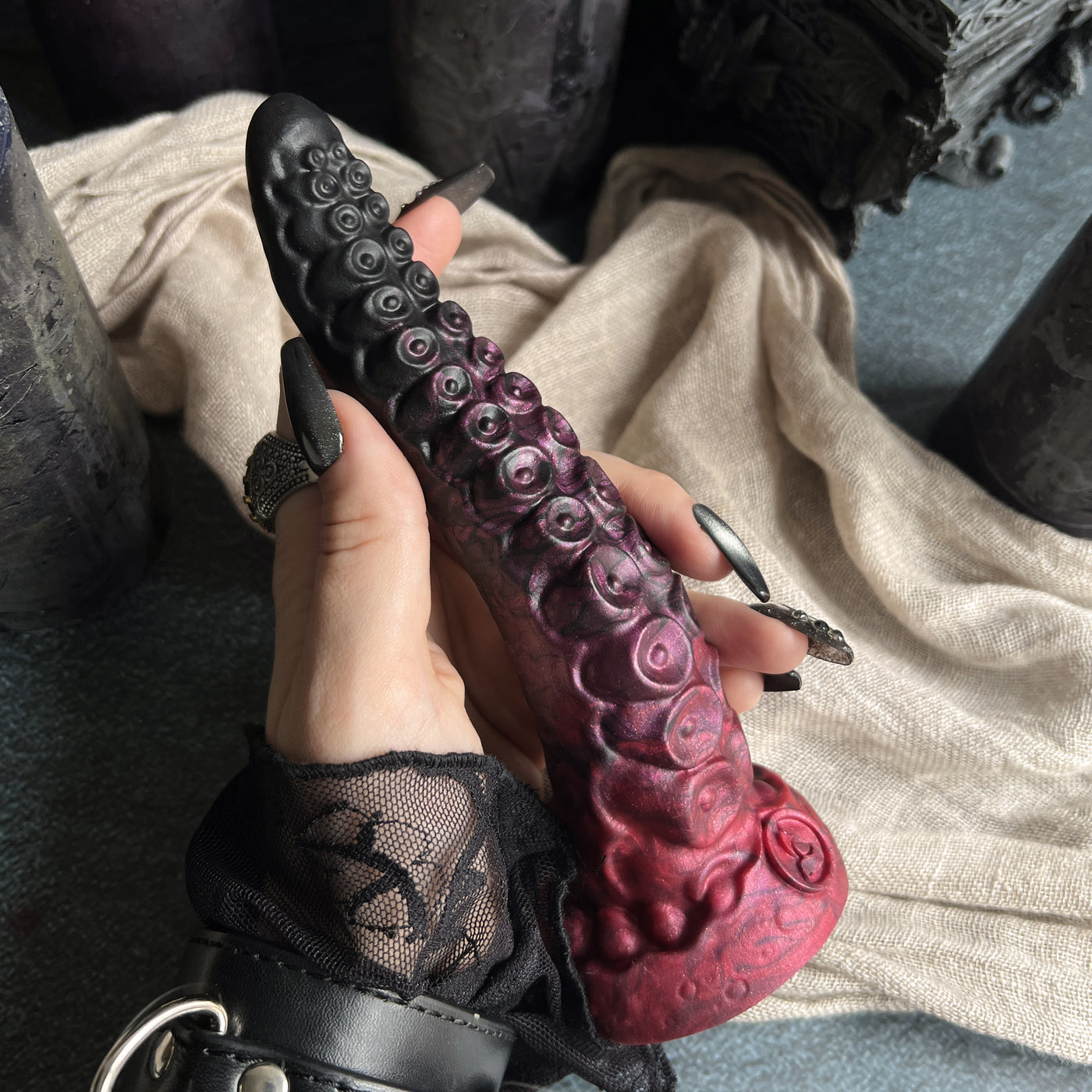 Gode noir et rouge en forme de tentacule, un sextoy ventouse à l'esthétique gothique et Dark Fantasy