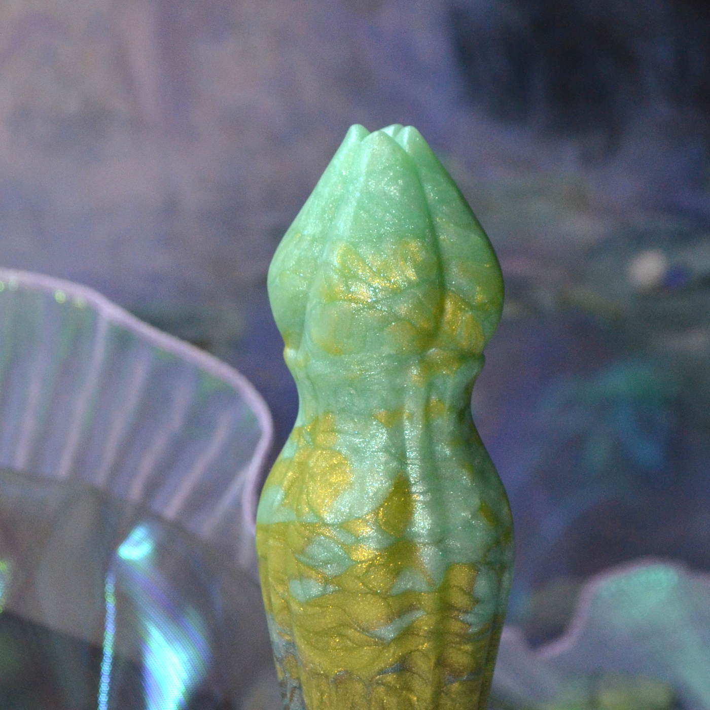 Sommet du gode fantaisie Nymf Tulipe : un bulbe de quatre pétales en silicone vert pailleté.