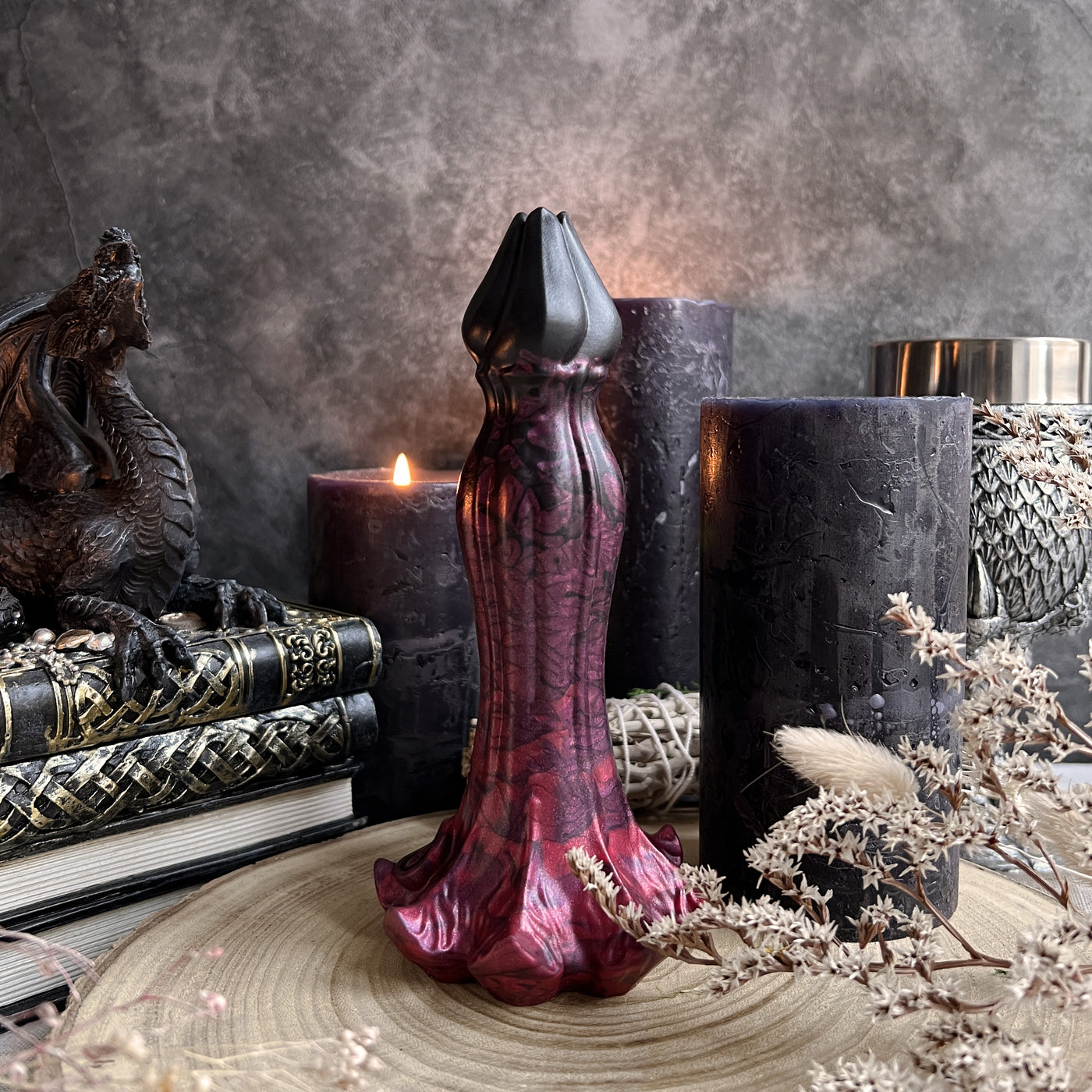Gode dark fantasy rouge et noir, un sextoy de luxe en silicone médical fabriqué en France par Fera Daemon