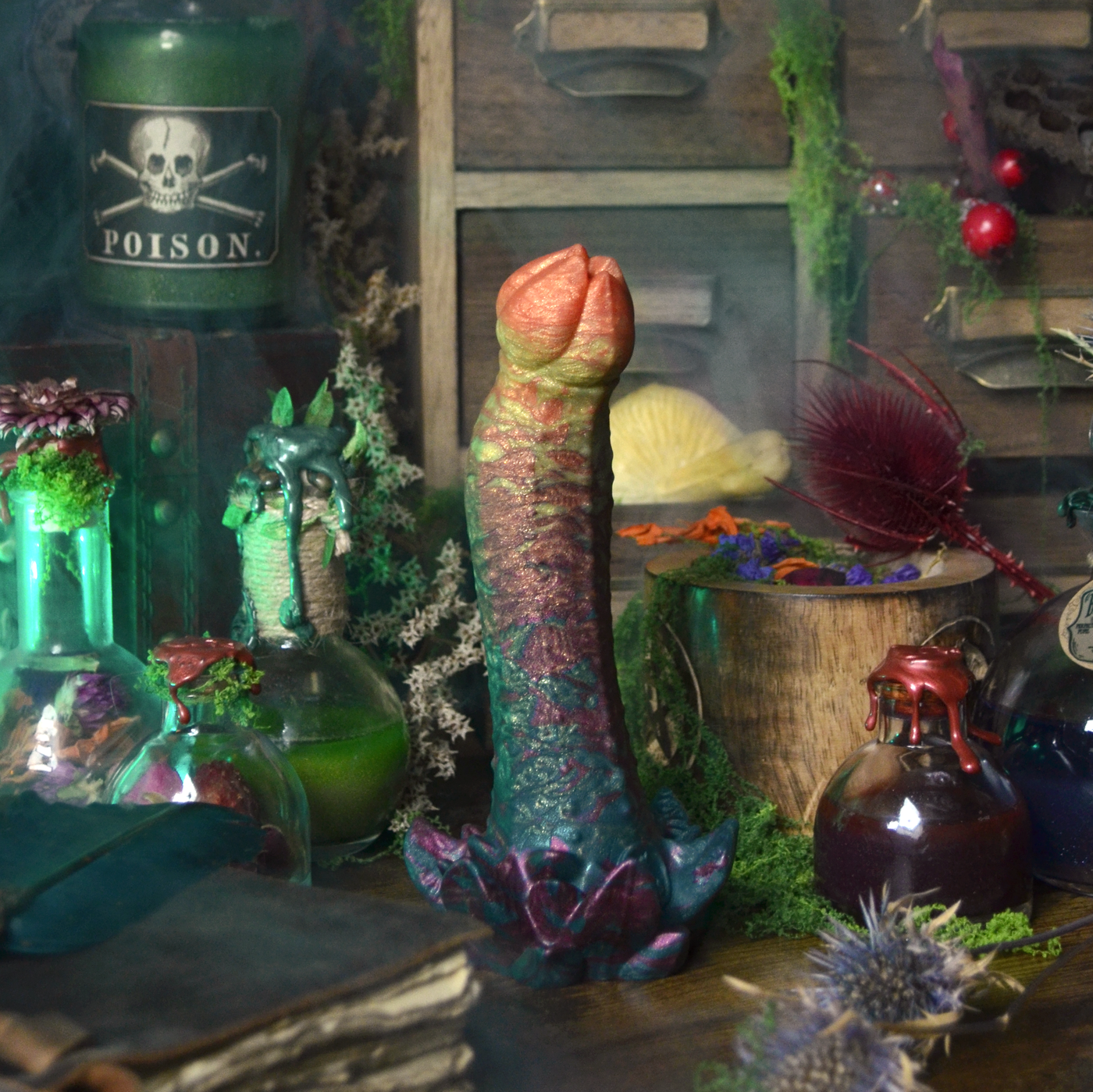 Gode inspiré des sorcières et des cabinets de curiosité, un sextoy vaginal en silicone orange et vert de Fera Daemon