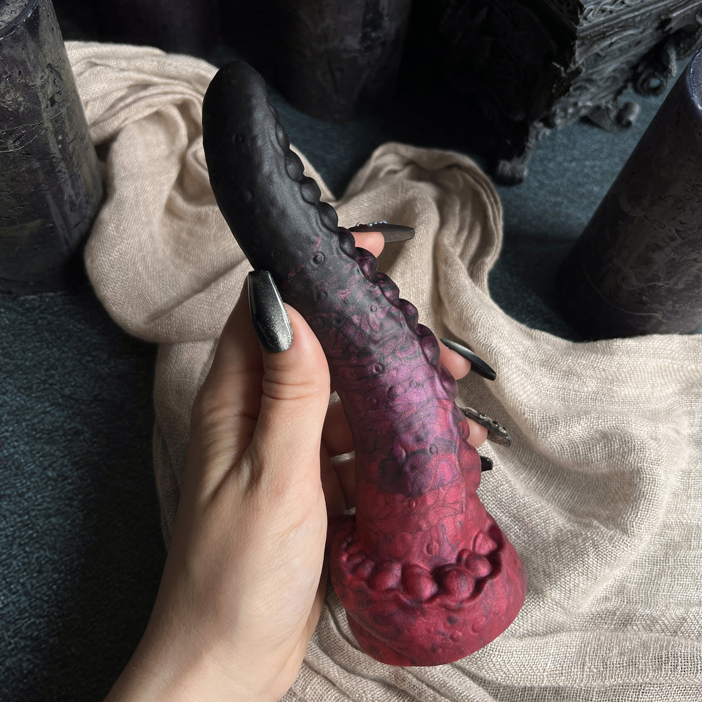 Gode tentacule rouge et noir fabriqué en France à partir de silicone médical pour Halloween.