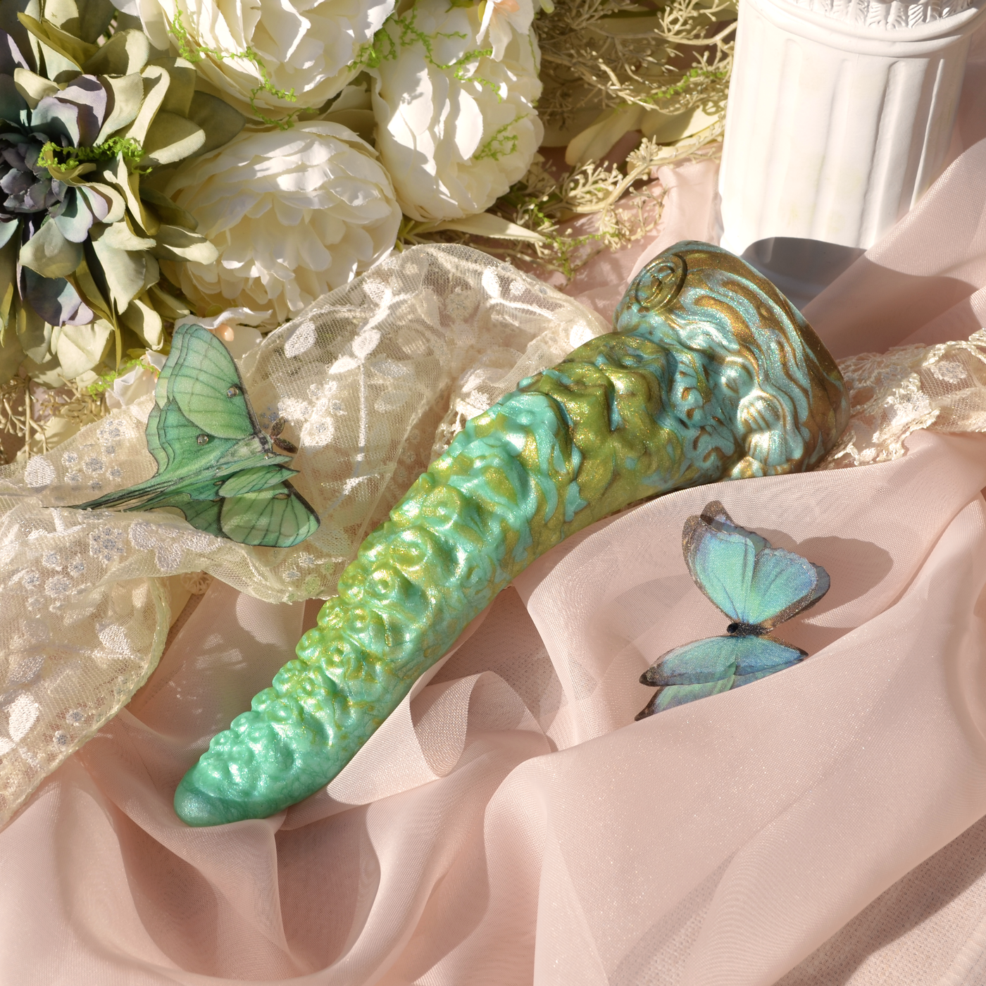 Gode tentacule vert à l'esthétique fairycore. Néa Elancée est un gode fantasy texturé en silicone médical.