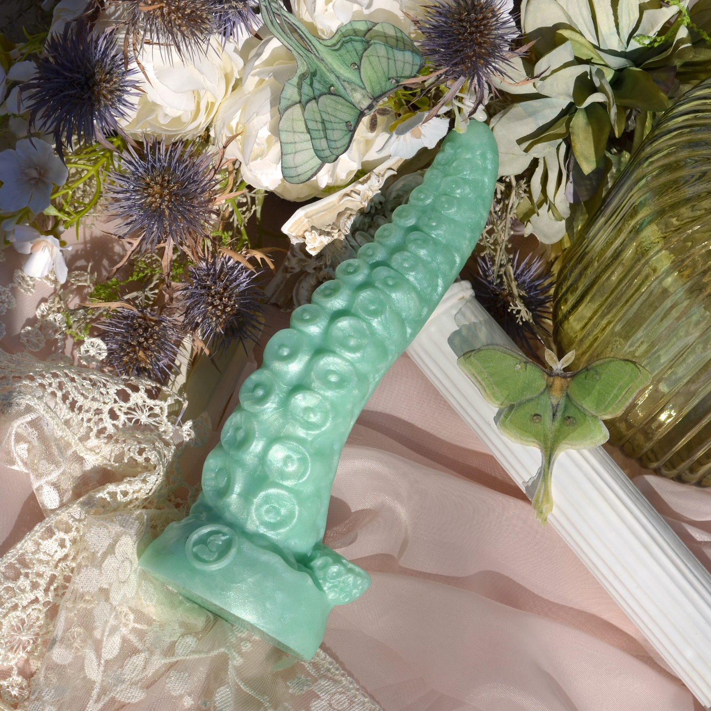 Gode tentacule en silicone au platine vert pastel. Un sextoy fantasy texturé chargé en reliefs.