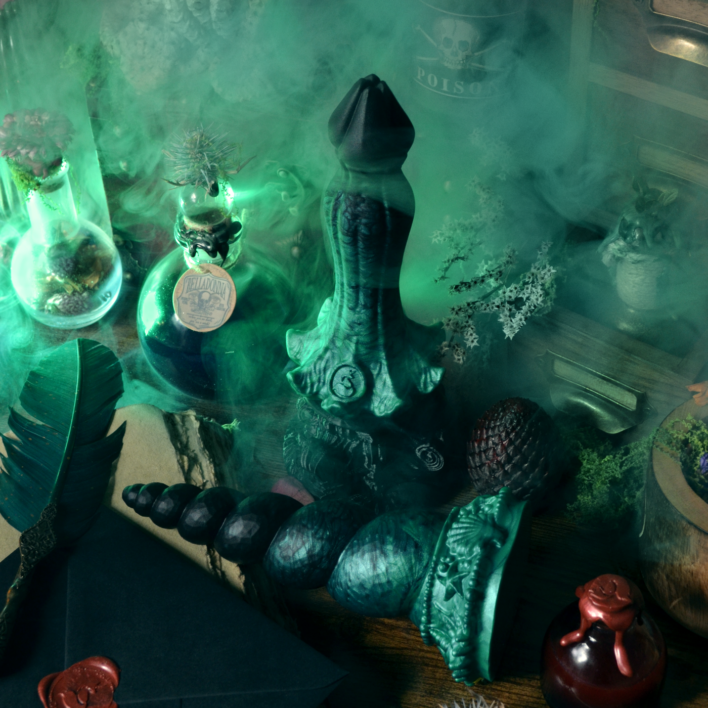 Gode noir et vert en silicone biocompatible inspiré de l'esthétique des cabinets de curiosité et de l'alchimie