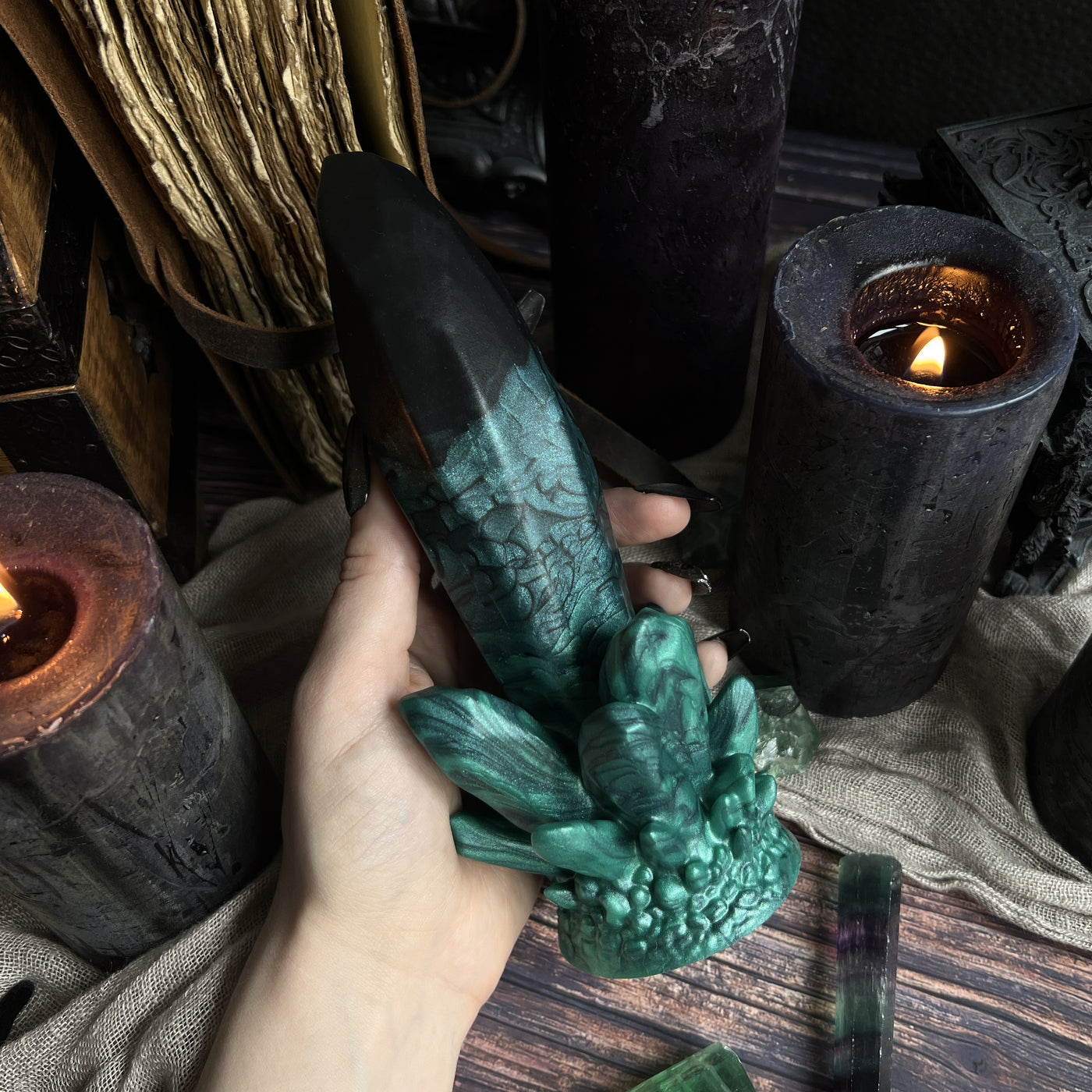 Gode vert et noir inspiré d'un cristal brut. Un sextoy personnalisable et fabriqué en France pour Halloween.