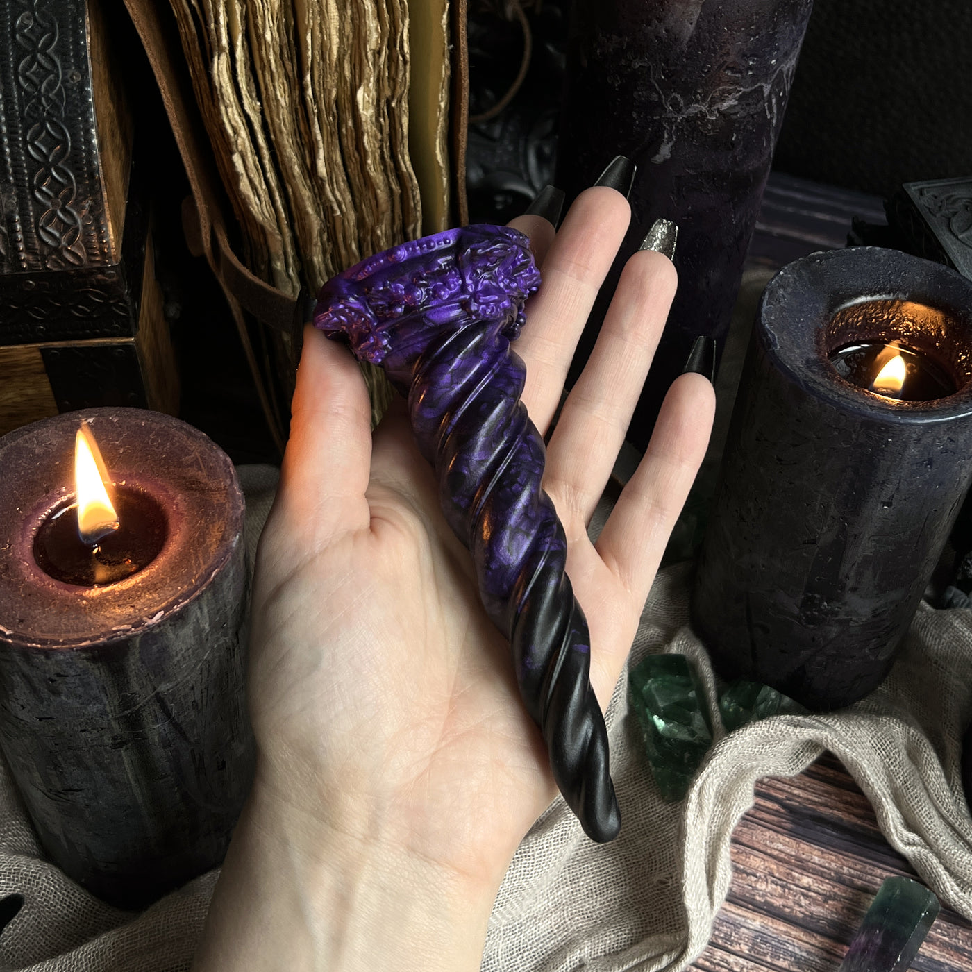 Gode violet de Fera Daemon, idéal comme sextoy BDSM et fetish inspiré d'Halloween