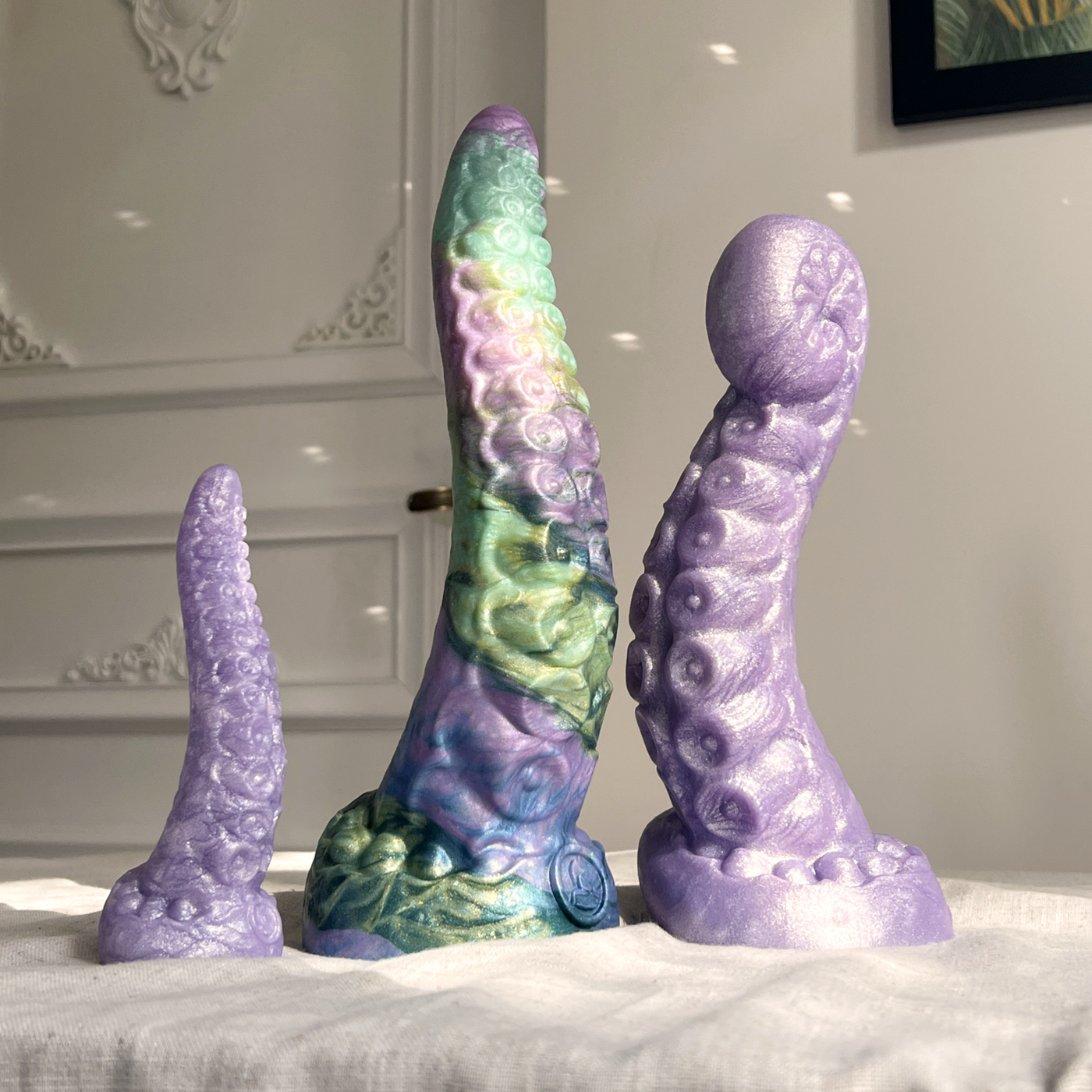 Gode XXL Néa de Fera Daemon, un gode tentacule en silicone moelleux multicolore de taille personnalisable. 