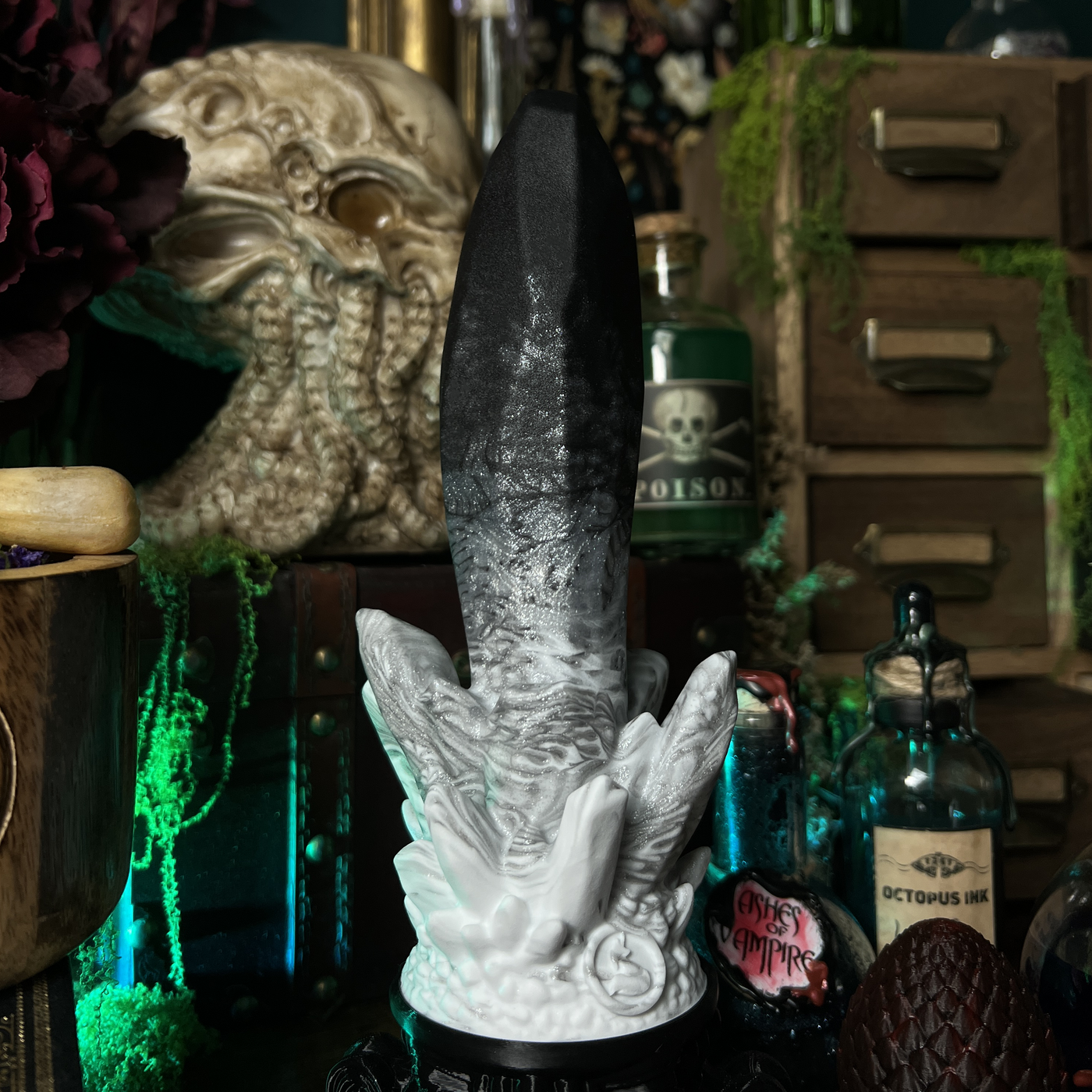 Gode en silicone médical noir et blanc de Fera Daemon, un sextoy original en forme de cristal au style witchy