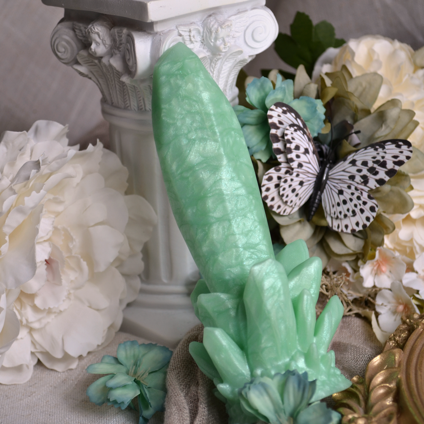 Gode cristal vert pastel en silicone souple, Echo est un sextoy doux et féérique de Fera Daemon
