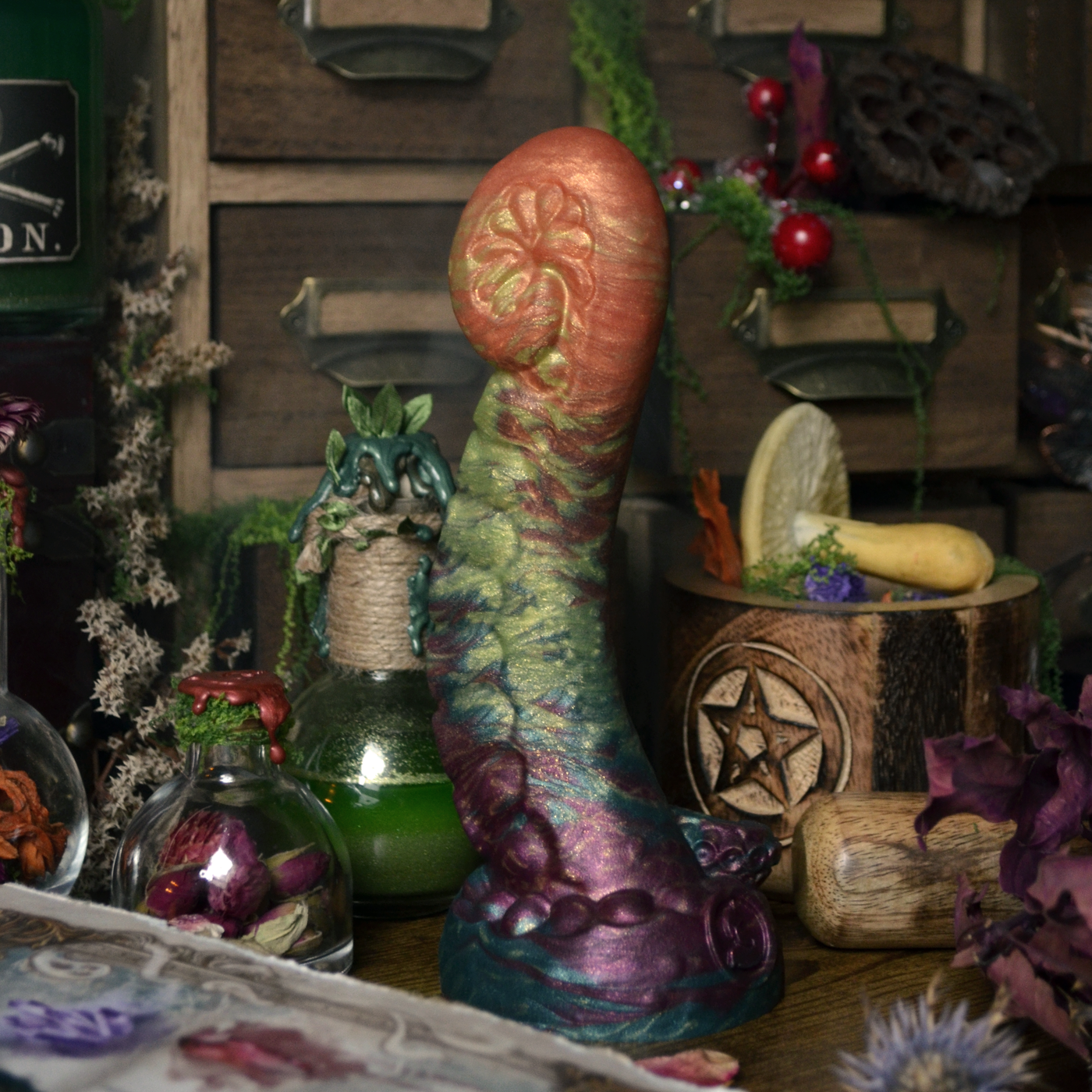 Gode tentacule orange et vert inspiré de Lovecraft et de la sorcellerie. Un sextoy en silicone de Fera Daemon pour Halloween.