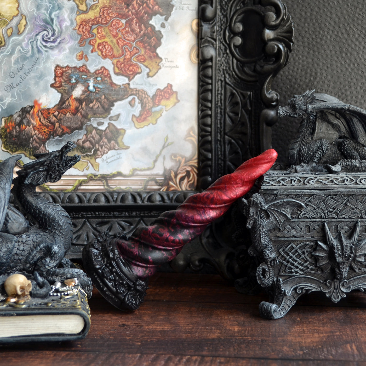 Gode fantasy rouge bordeaux et noir en forme de corne de licorne torsadée avec une esthétique sombre inspiré du style Dark Academia
