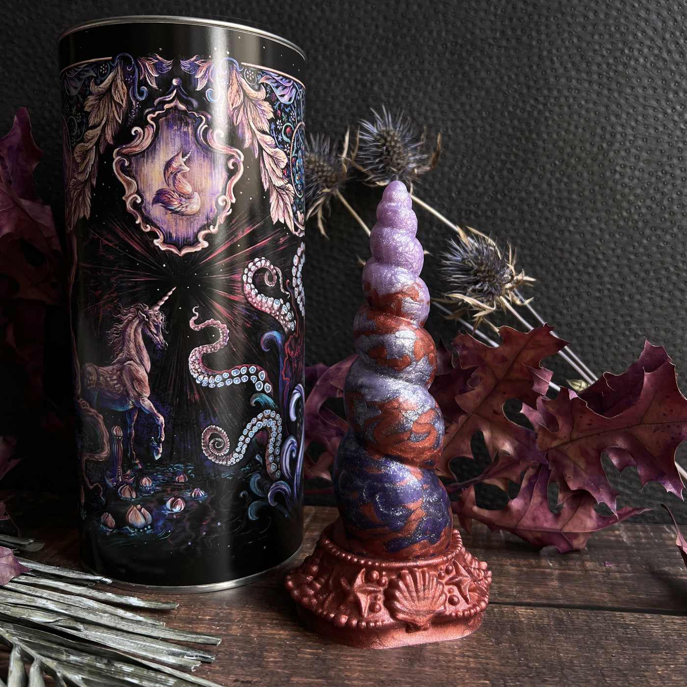 Gode en forme de corne de licorne violet pastel et cuivre, Fênra Océa Aerynn est un sextoy élégant idéal à offrir en cadeau