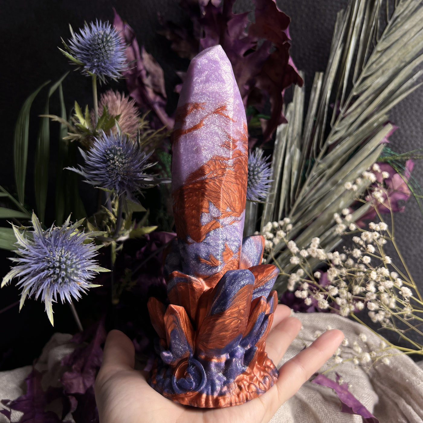 Gode cristal large lilas et cuivre, le modèle Echo Aerynn est un dildo fantasy en silicone de Fera Daemon