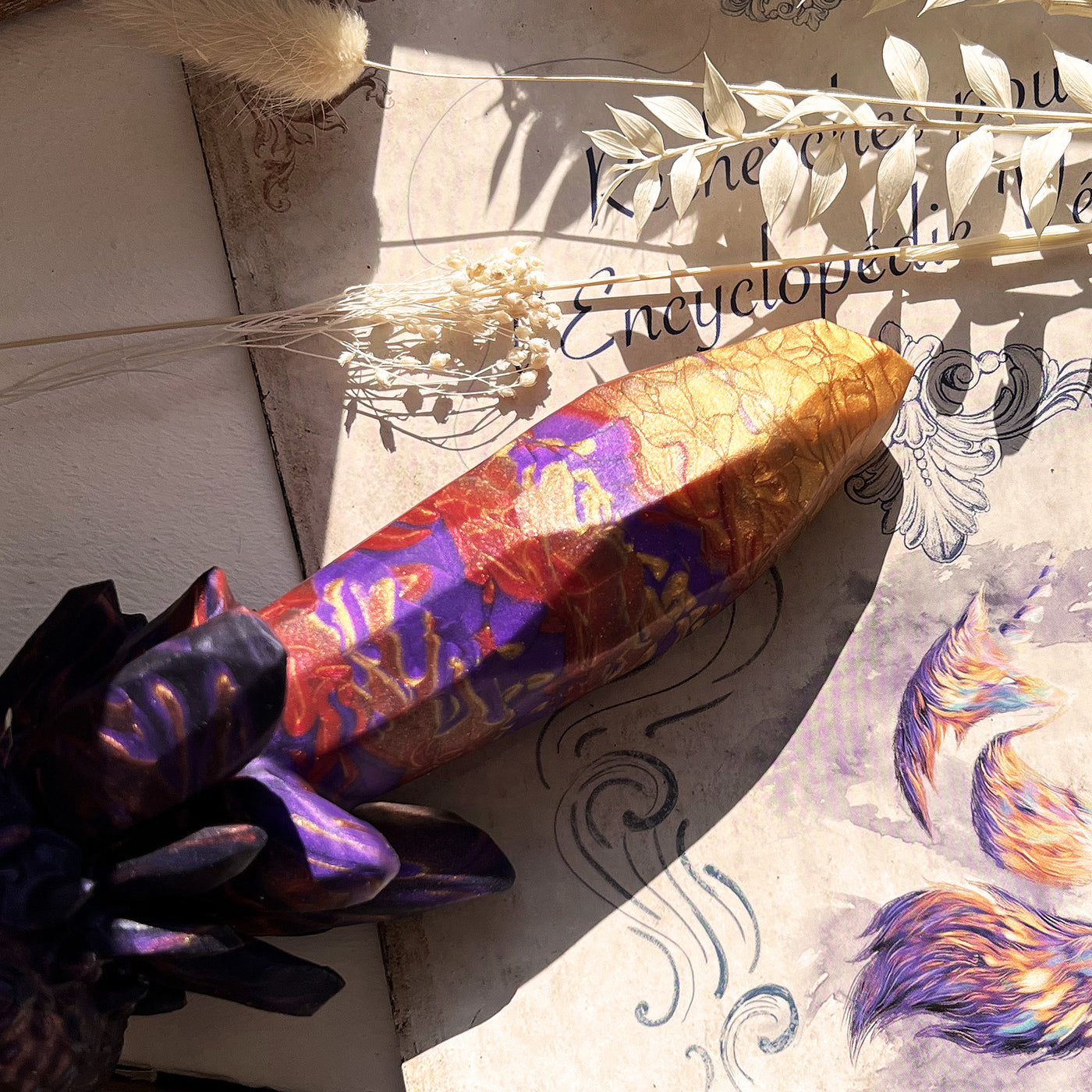 Gode fantasy en formes de cristal aux couleurs d'une flamme de dragon, Echo Oeildragon de Fera Daemon est un sextoy magnifique