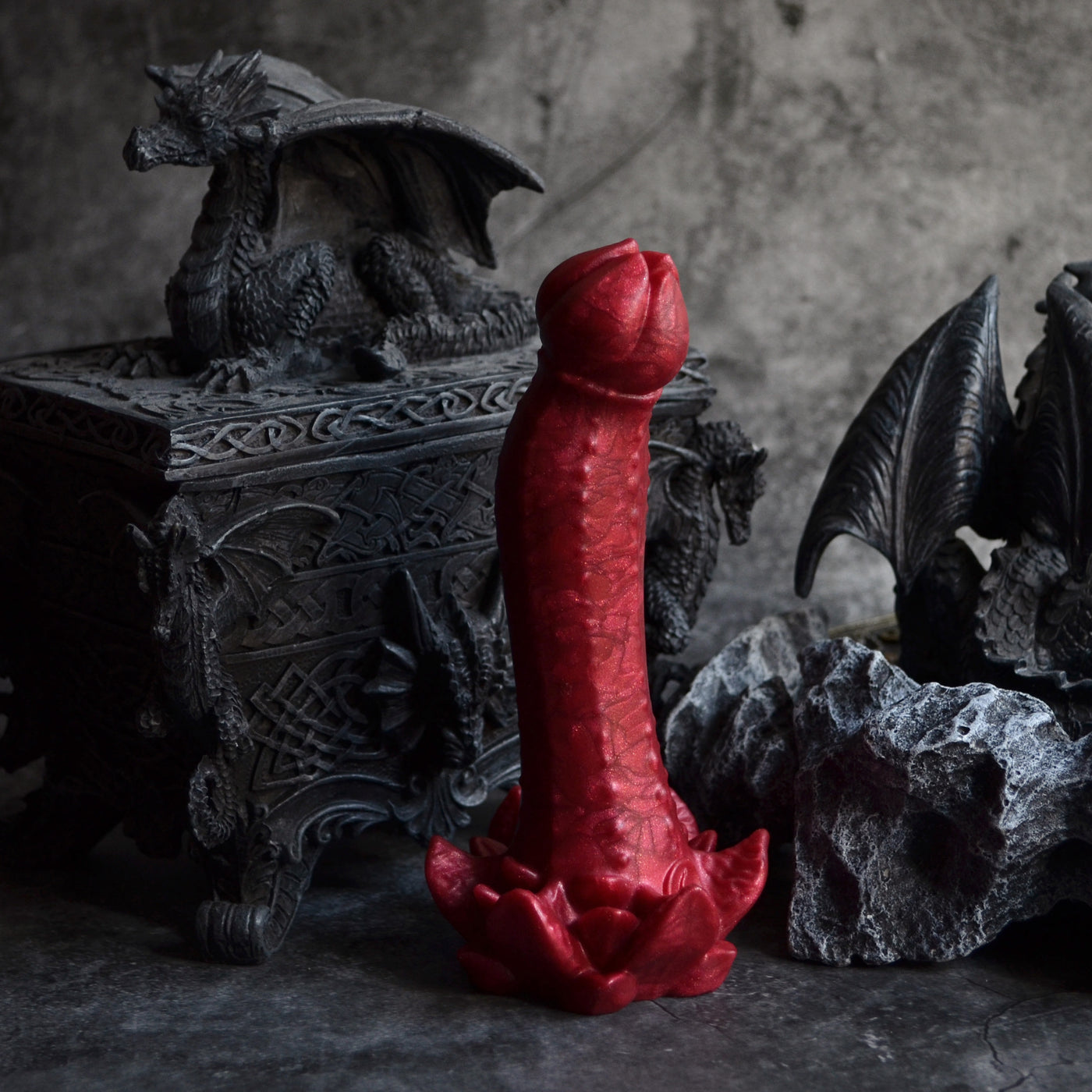 Un gode fantasy rouge volcanique avec un design queer, fabriqué en France par Fera Daemon