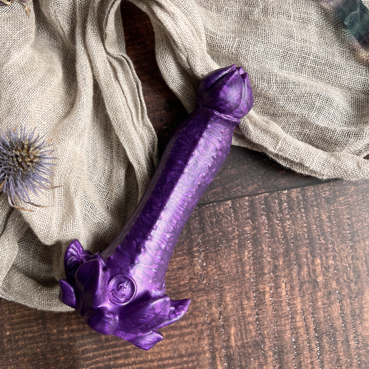 Gode fantasy violet au design de fleur carnivore fabriqué en silicone, idéal comme sextoy vaginal