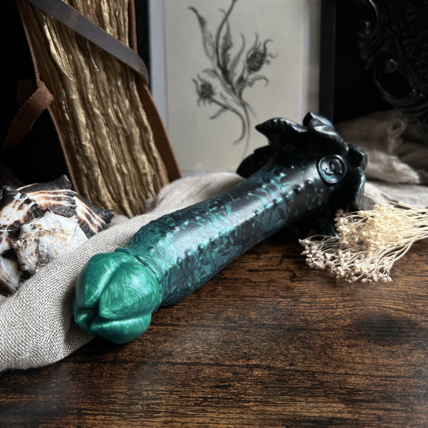 Gode floral et gothique en dégradé de noir à vert, la Nymf Arquée est un dildo fantasy courbé idéal pour la stimulation du point G
