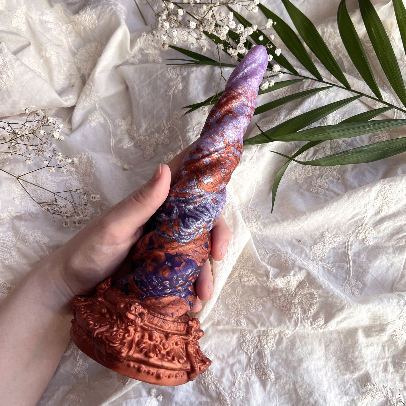 Gode licorne lilas et cuivre en silicone, Fênra Aerynn est un dildo fantasy artistique fabriqué en France par Fera Daemon
