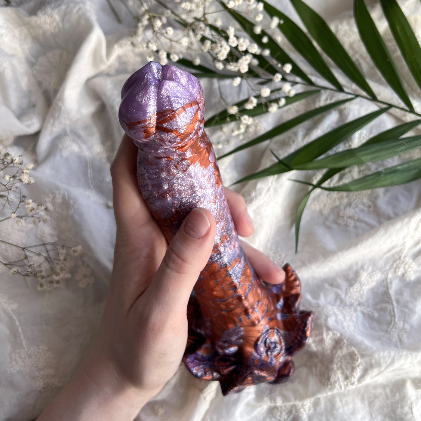 Gode marbré lilas et cuivre au design végétal, Nymf Aerynn est un dildo personnalisable de la marque Fera Daemon