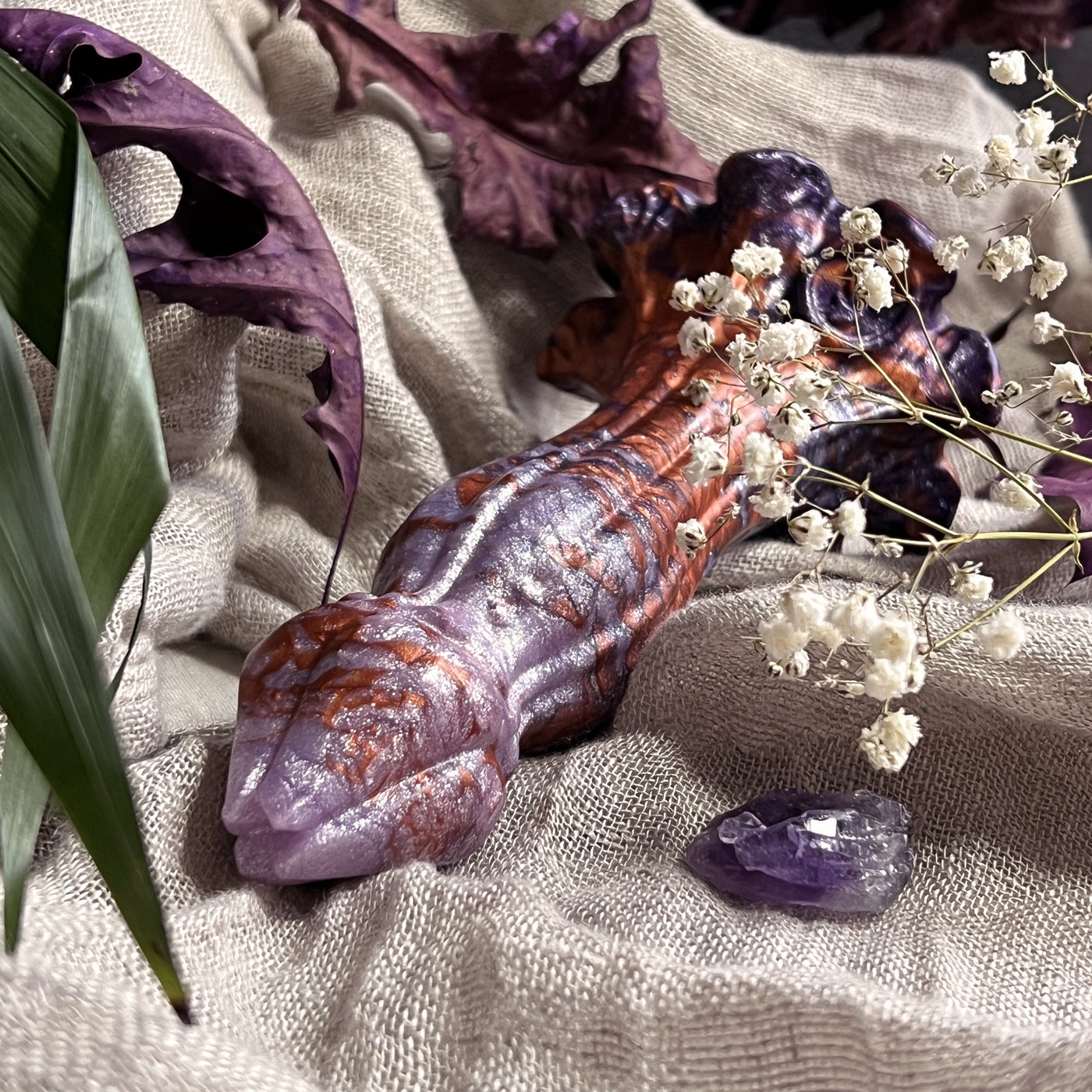 Gode mauve et cuivre avec un design artistique faisant appel à un imaginaire floral la marque Fera Daemon