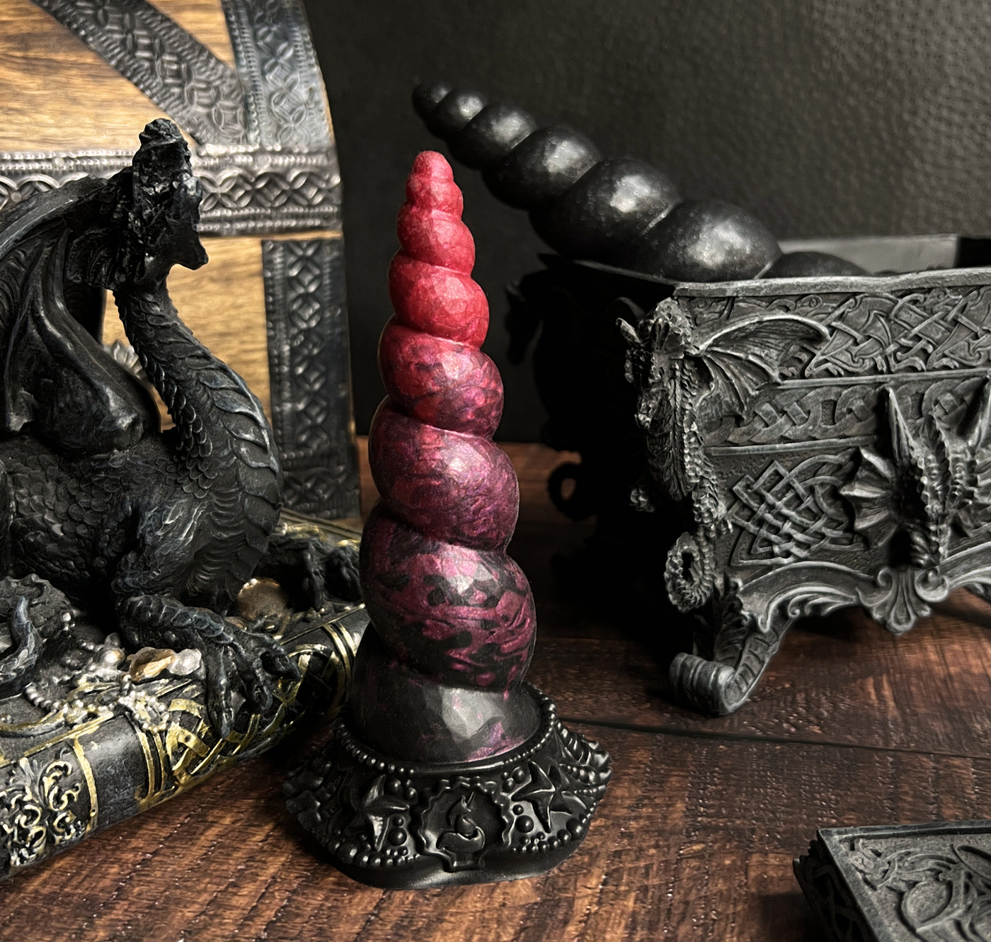 Gode licorne fantasy rouge et noir en silicone biocompatible, ce sextoy alternatif a un design gothique et witchy original