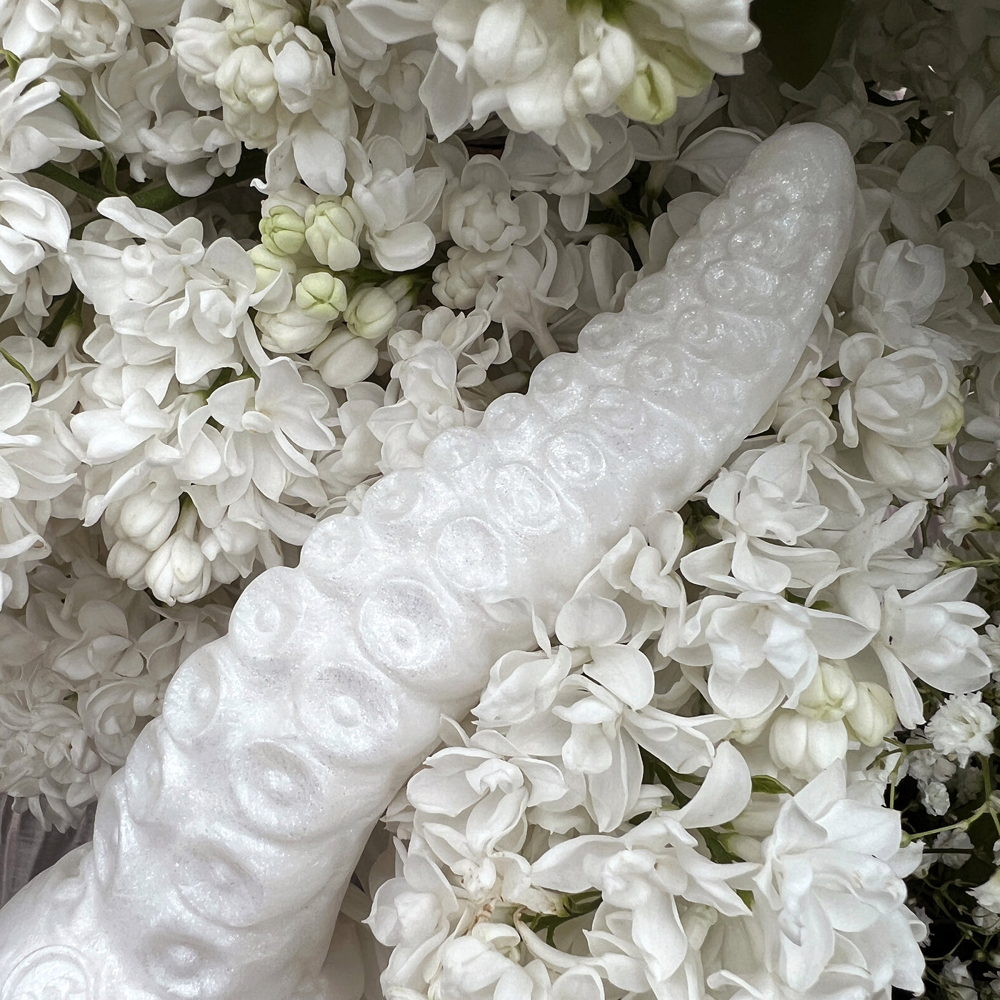 Gode tentacule blanc en silicone, le sextoy Néa dans le coloris Neige de l'Yrme de la marque Fera Daemon offre un design de fantasy nordique viking