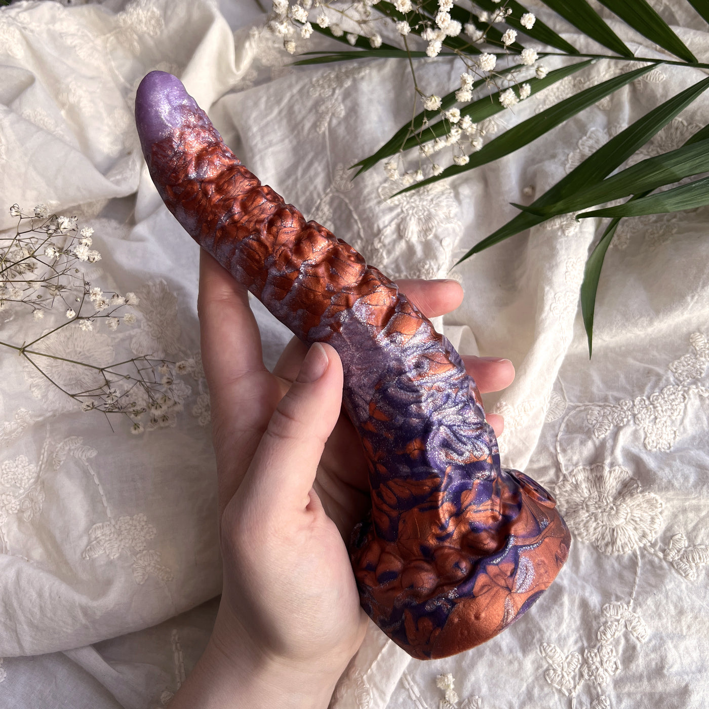 Gode tentacule dans le coloris lilas et cuivre Aerynn, le modèle Néa Elancée est un sextoy progressif avec beaucoup de reliefs liés à ses ventouses