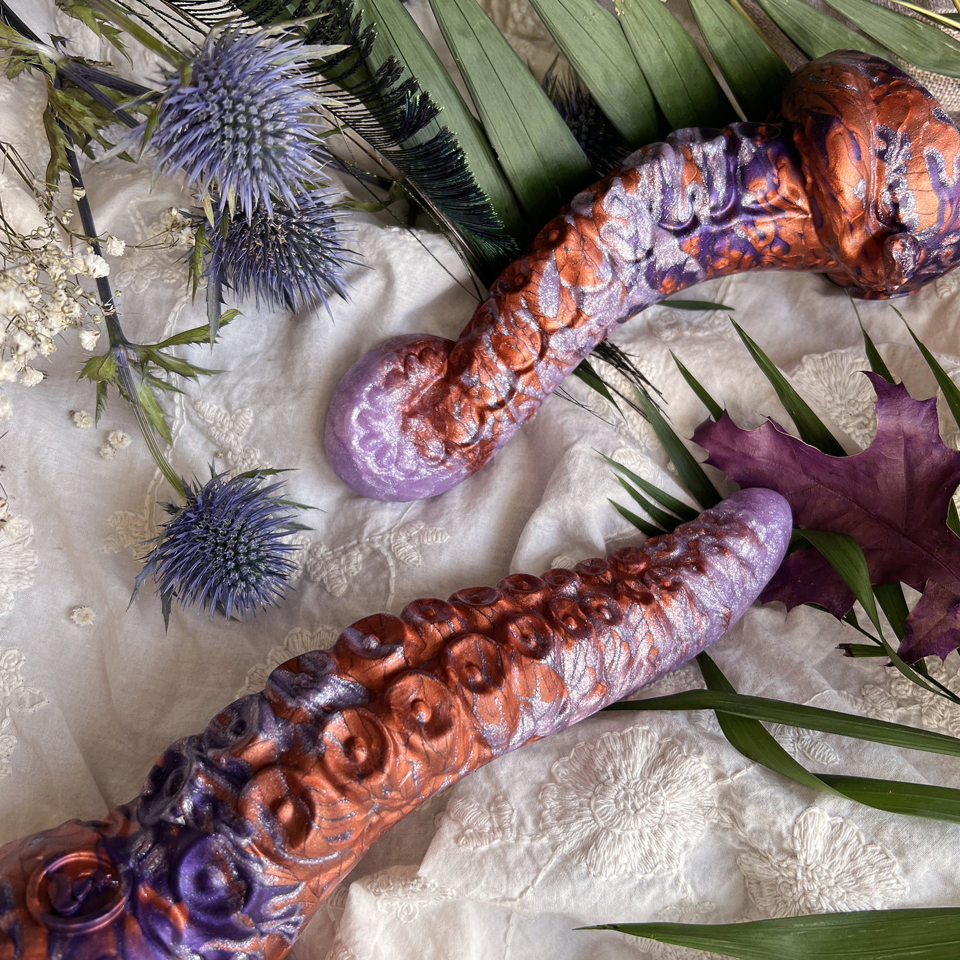 Gode tentacule lilas et cuivre, le modèle Néa Aerynn est un dildo fantasy artistique en silicone de Fera Daemon