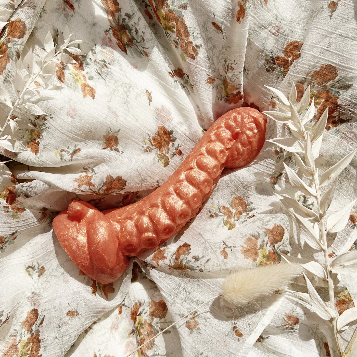 Gode tentacule de couleur orange vif, le modèle Néa Enroulée dans le coloris Mandarine solaire est un dildo fantasy original et flashy