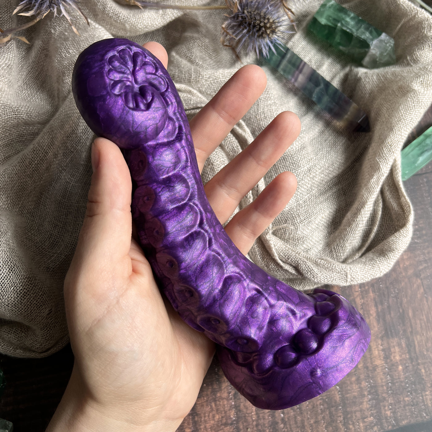 Gode en forme de tentacule violette, les marbrures du coloris Elixir d'Aconit de la marque Fera Daemon