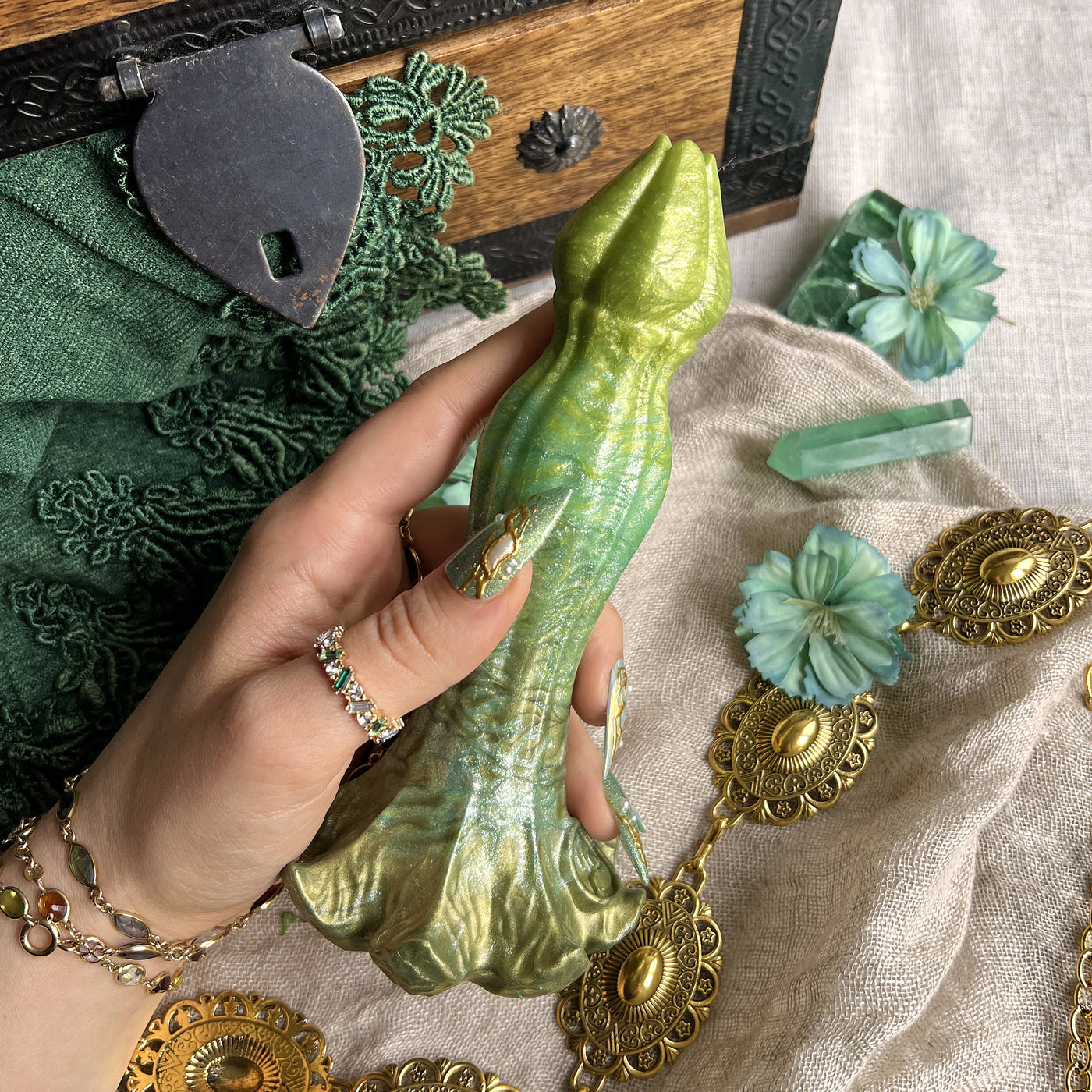 Gode vert multicolore en forme de fleur, un accessoire au design geeky idéal pour un costume pour adulte de fée ou d'elfe fantaisie