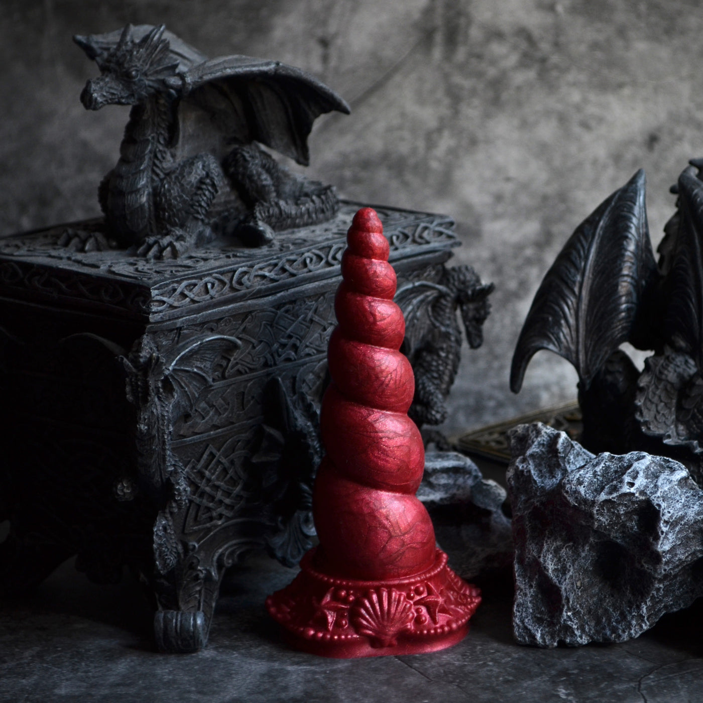 Gode rouge intense avec une atmosphère artistique inspirée des dragons et de la fantasy