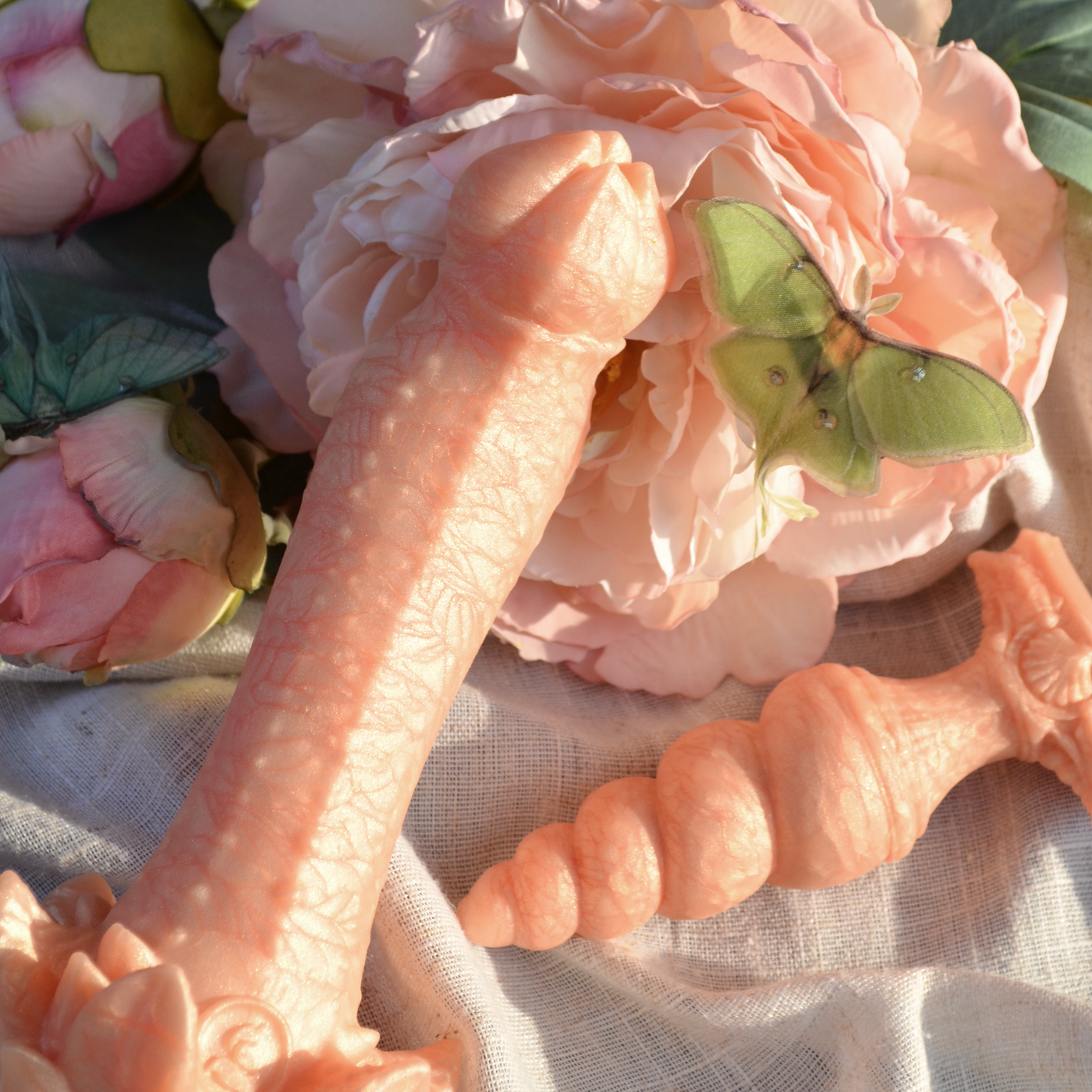 Godemiche fantasy orange pastel inspiré des fleurs, Nymf Arquée est un sextoy à la texture perlée