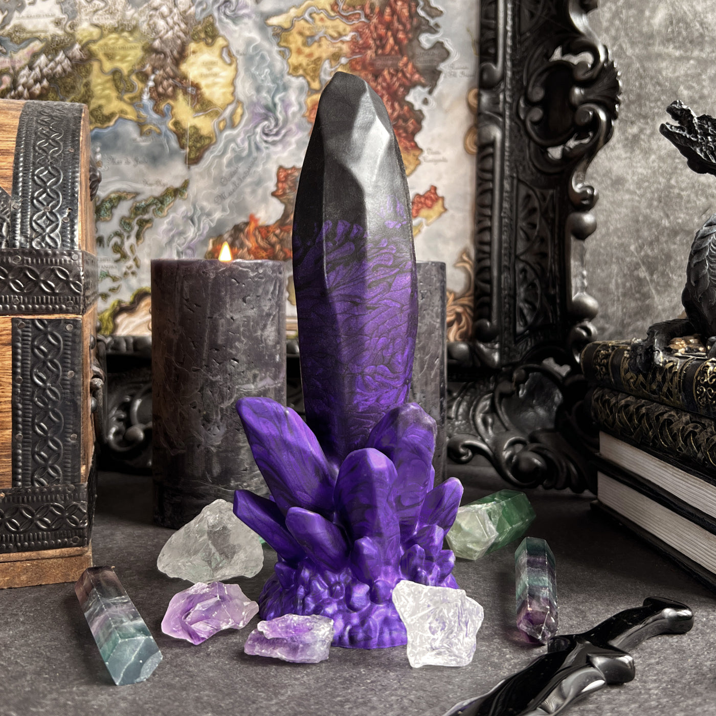 Godemichet violet et noir en forme de cristal fabriqué en France par la marque de sextoys Fera Daemon