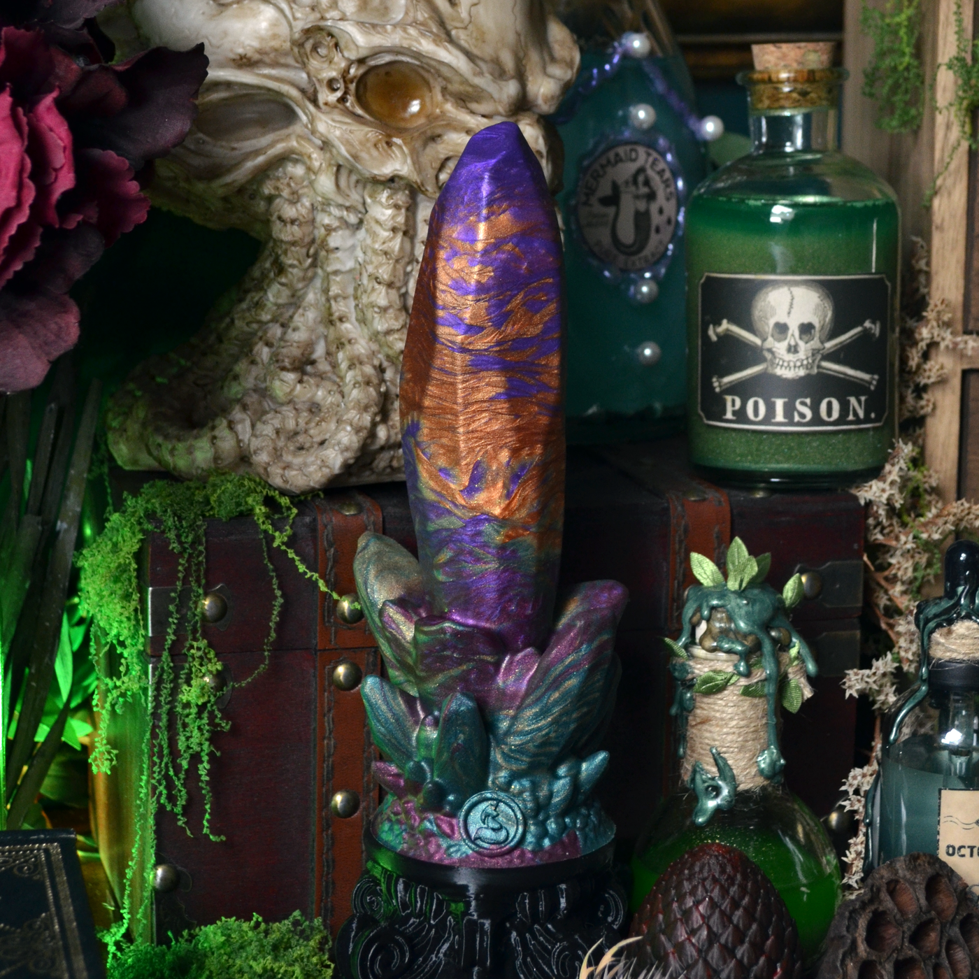 Godemichet fantasy en silicone multicolore en forme de cristal fantasy. Echo Elixir est un sextoy artisanal à l'esthétique witchy.