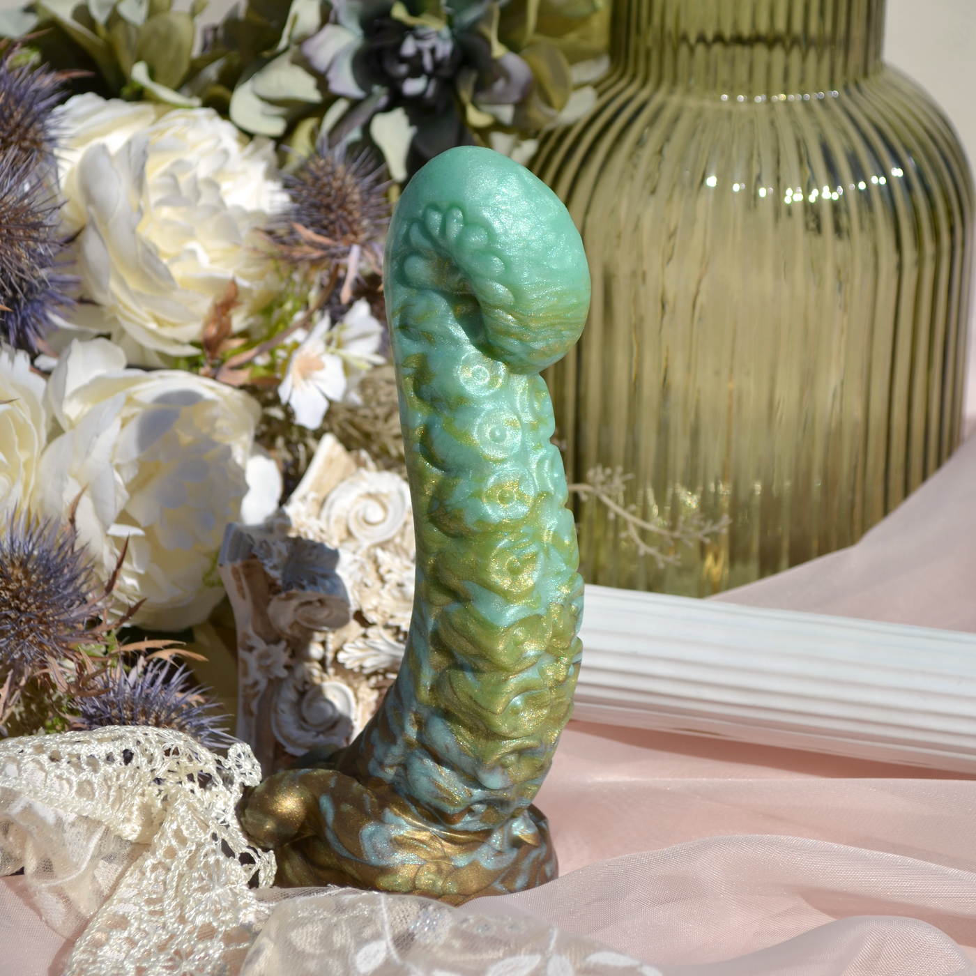 Godemichet tentaculée enroulée en silicone vert et or. Un godemichet fantasy fabriqué en France par Fera Daemon.