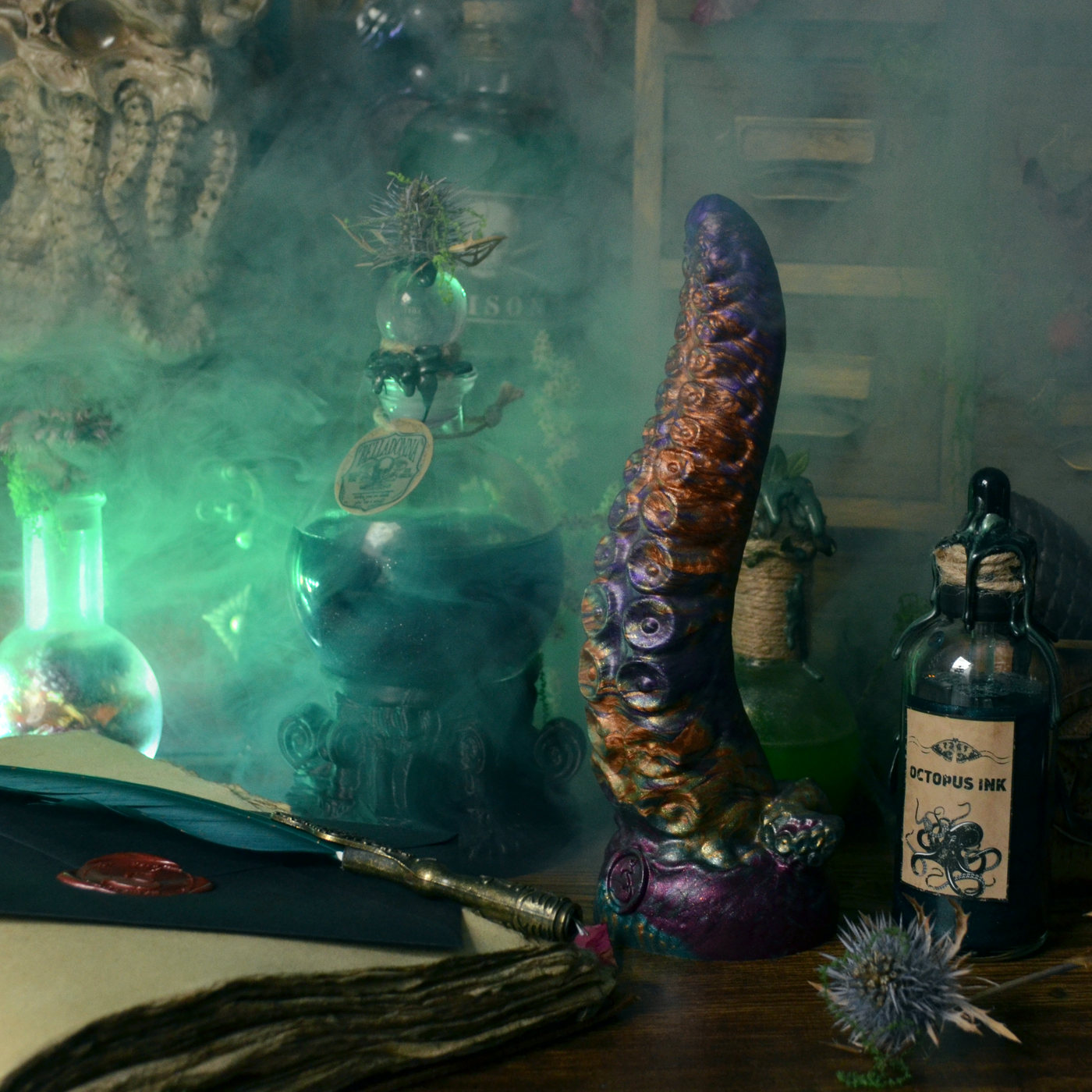Godemichet tentacule violet, un sextoy en silicone au style spooky et witchy pour Halloween par Fera Daemon.