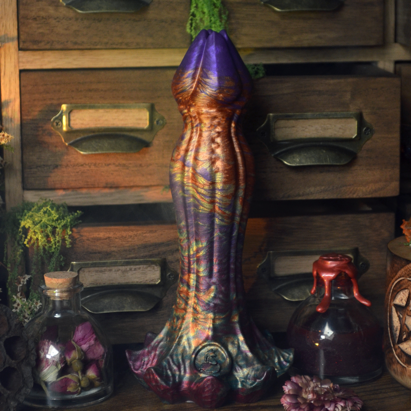 Godemichet violet et orange inspiré des fleurs, Nymf Elixir est un sextoy fantasy en silicone médical de Fera Daemon