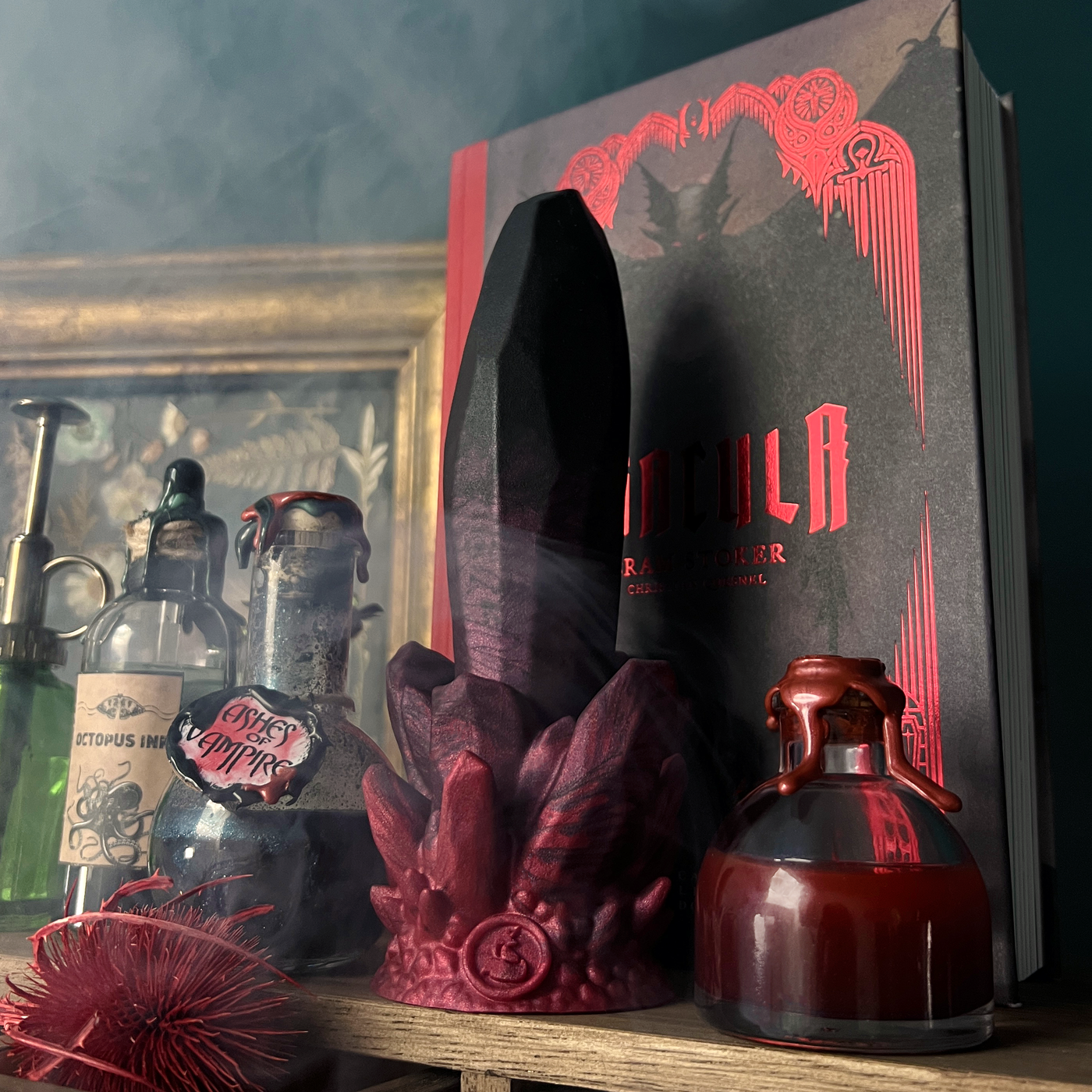 Godemichet énorme en forme de cristal noir et rouge, un sextoy BDSM et Fetish en silicone médical