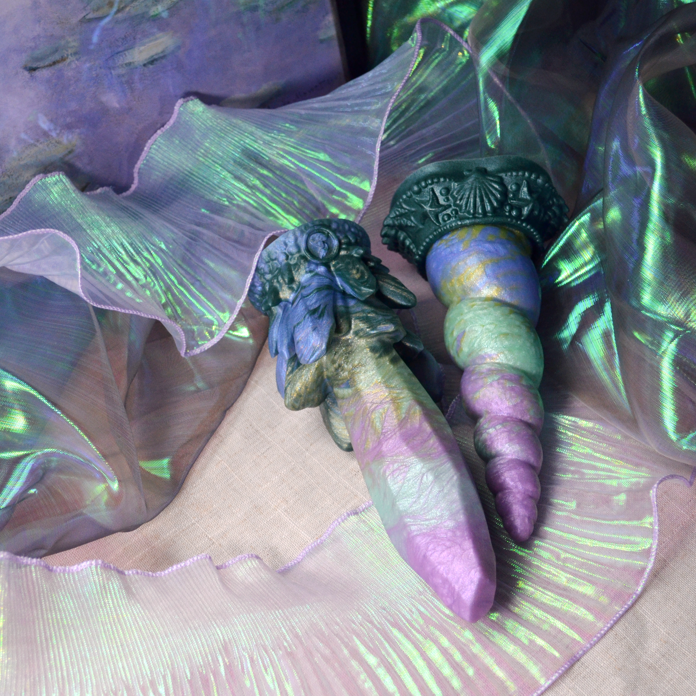 Godes en silicone au coloris inspiré des Nymphéas de Claude Monet : Echo le cristal et Fênra la corne de licorne par Fera Daemon