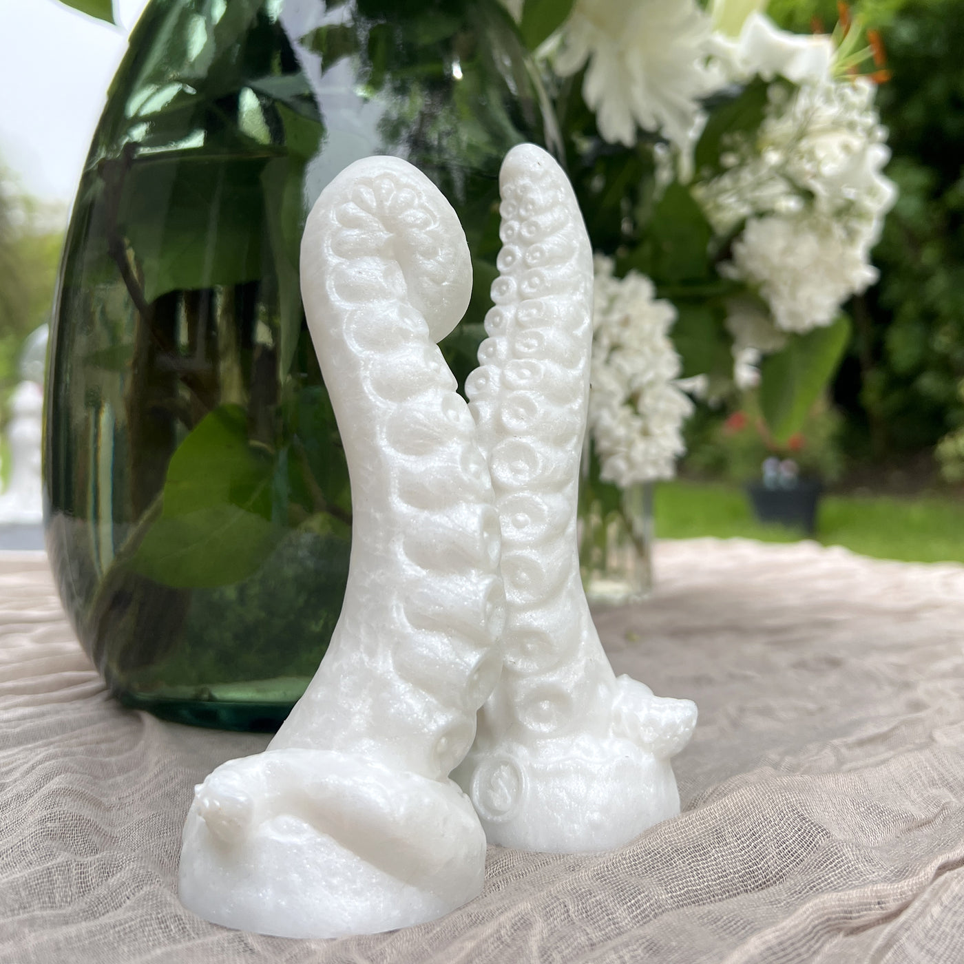 Godes tentacules en silicone blanc, les sextoys Néa Neige de l'Yrme ont un design floral et printaniers ou nordique et viking idéal pour des costumes érotiques