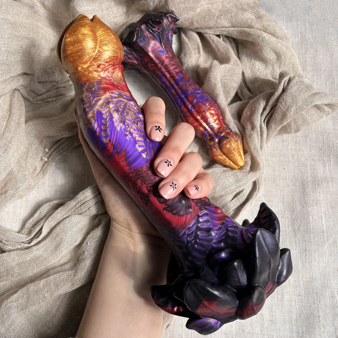 Gros dildo floral fantasy en silicone biocompatible aux couleurs des flammes, idéal pour un cosplay démon ou diable inspiré des enfers