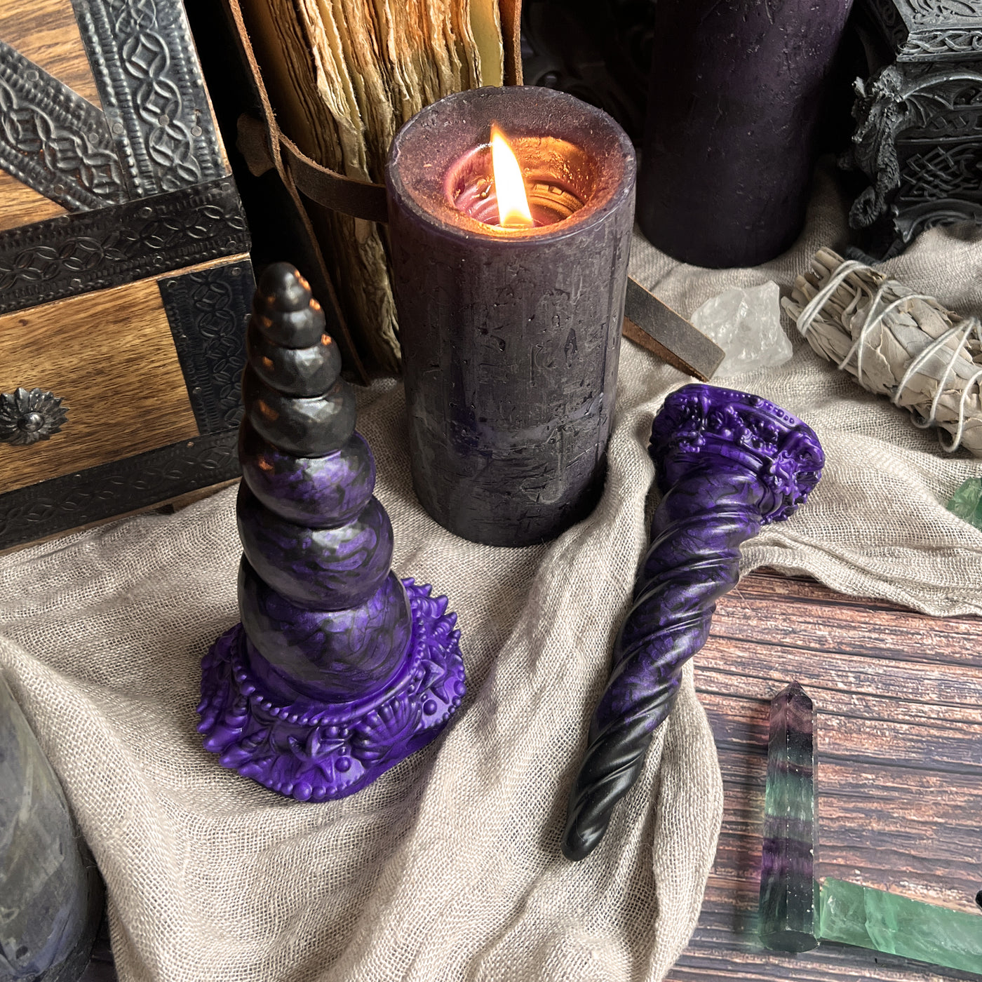 Dildo d'Halloween noir et violet en silicone médical. Fênra Maléfique est un sextoy licorne de Fera Daemon